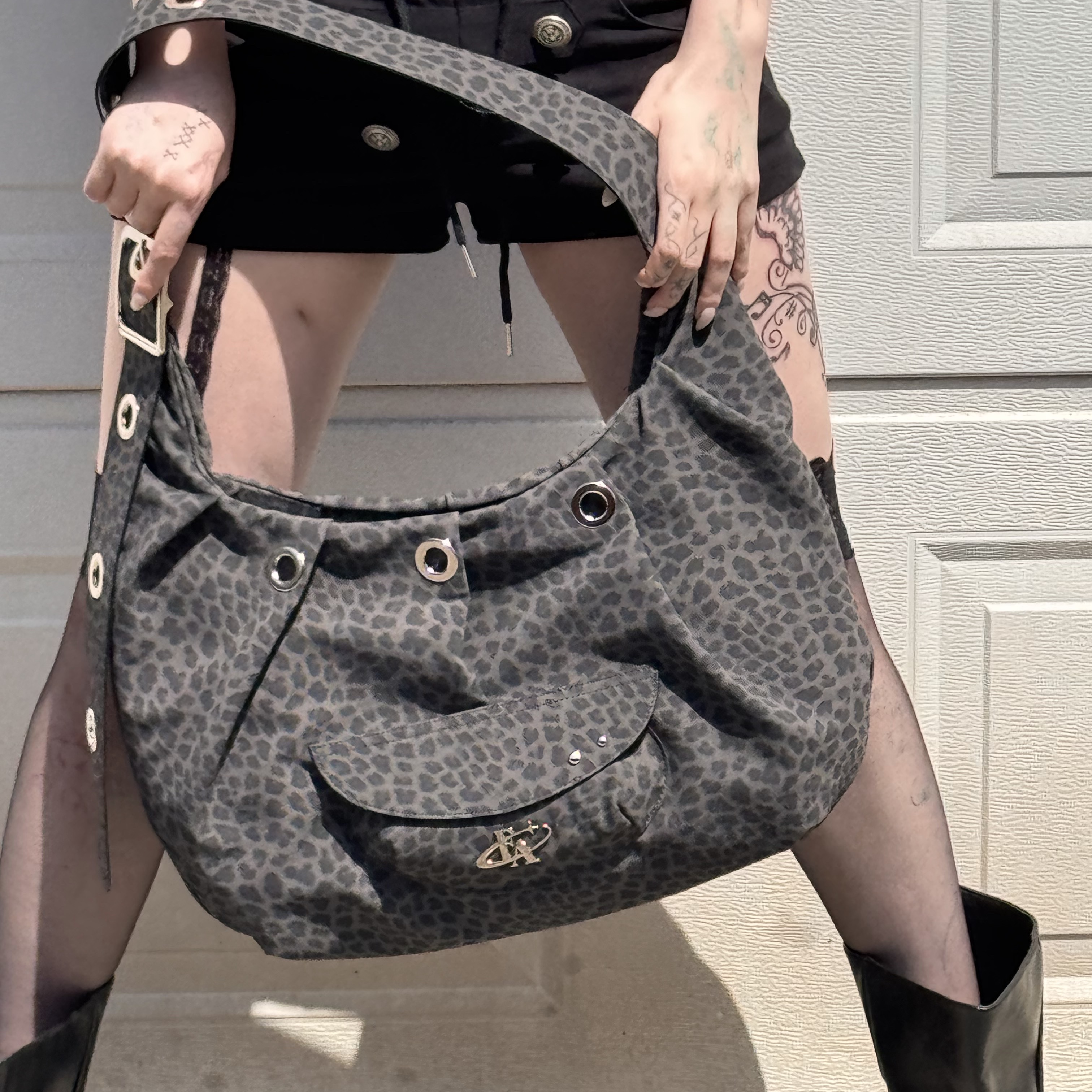 For Appeal Carry All Large Hobo Bag Leopard Black 착용 스타일