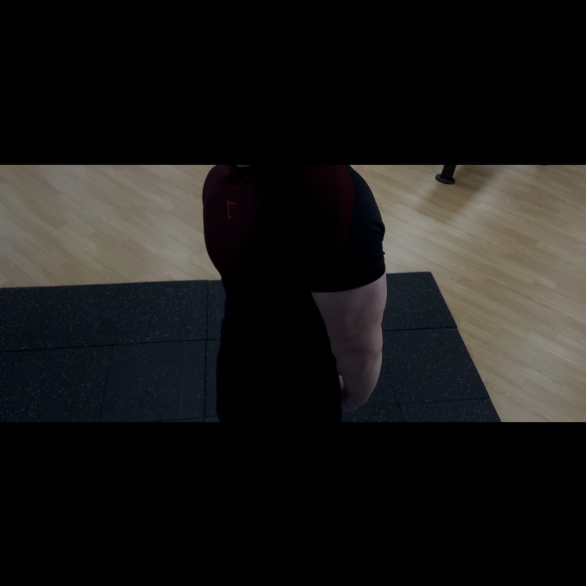 Gymshark Onyx 5.0 Seamless Hoodie Black Onyx Grey, Gymshark Onyx 5.0 Seamless T-Shirt Black Carmine Red 착용 스타일 - 4