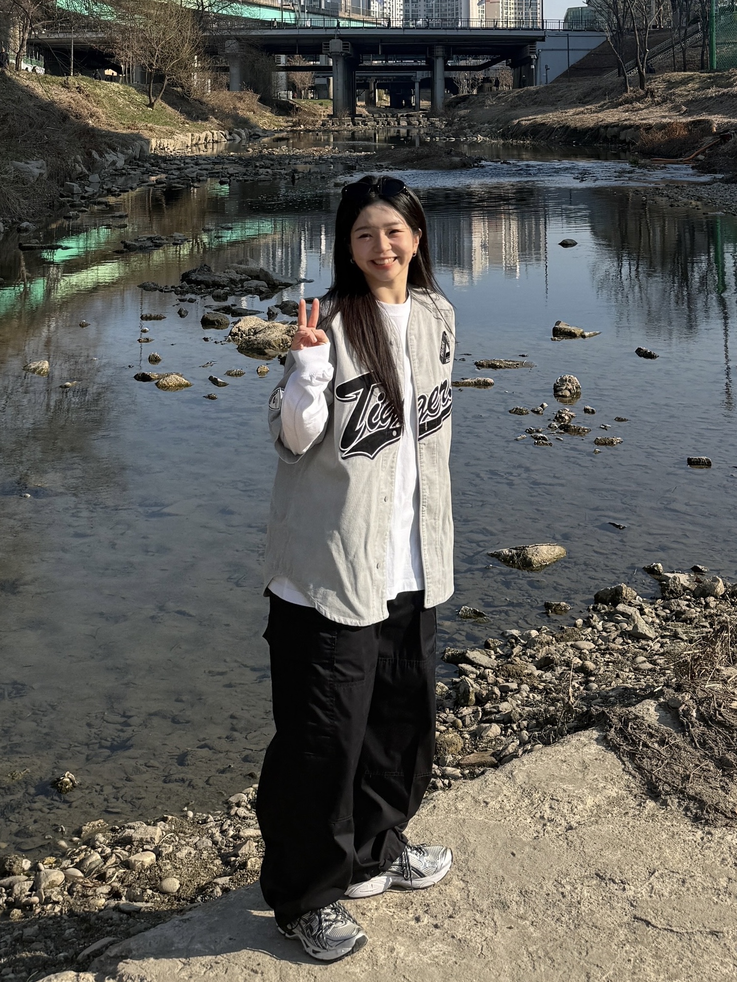 Gentle Monster x Maison Margiela MM005 Black Black, Palace Hanshin Tigers Jersey Stone - 25SS 착용 스타일 - 1