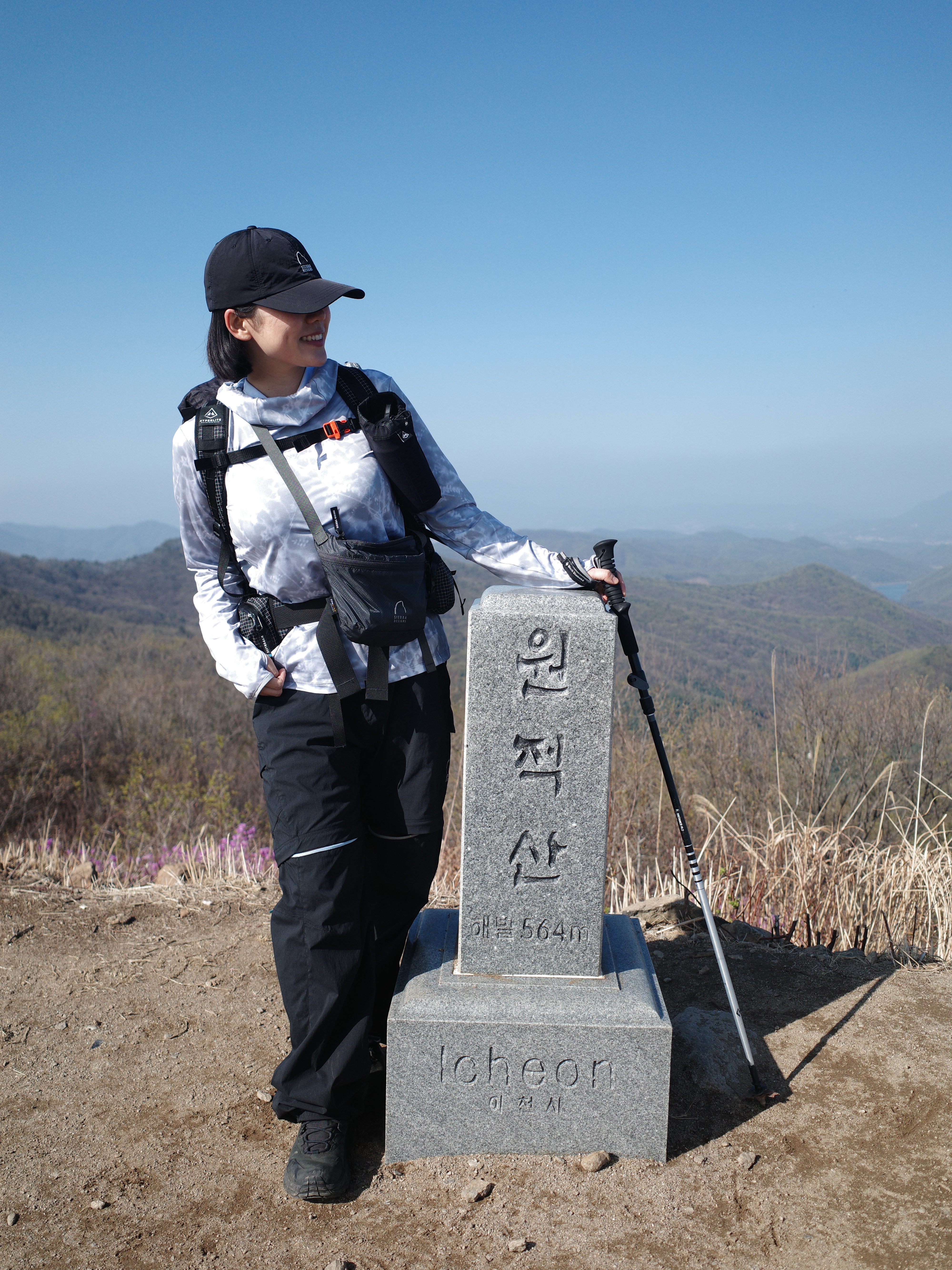 SIERRA DESIGNS Lyell Cordura Ultralight Shoulder Bag Charcoal 착용 스타일