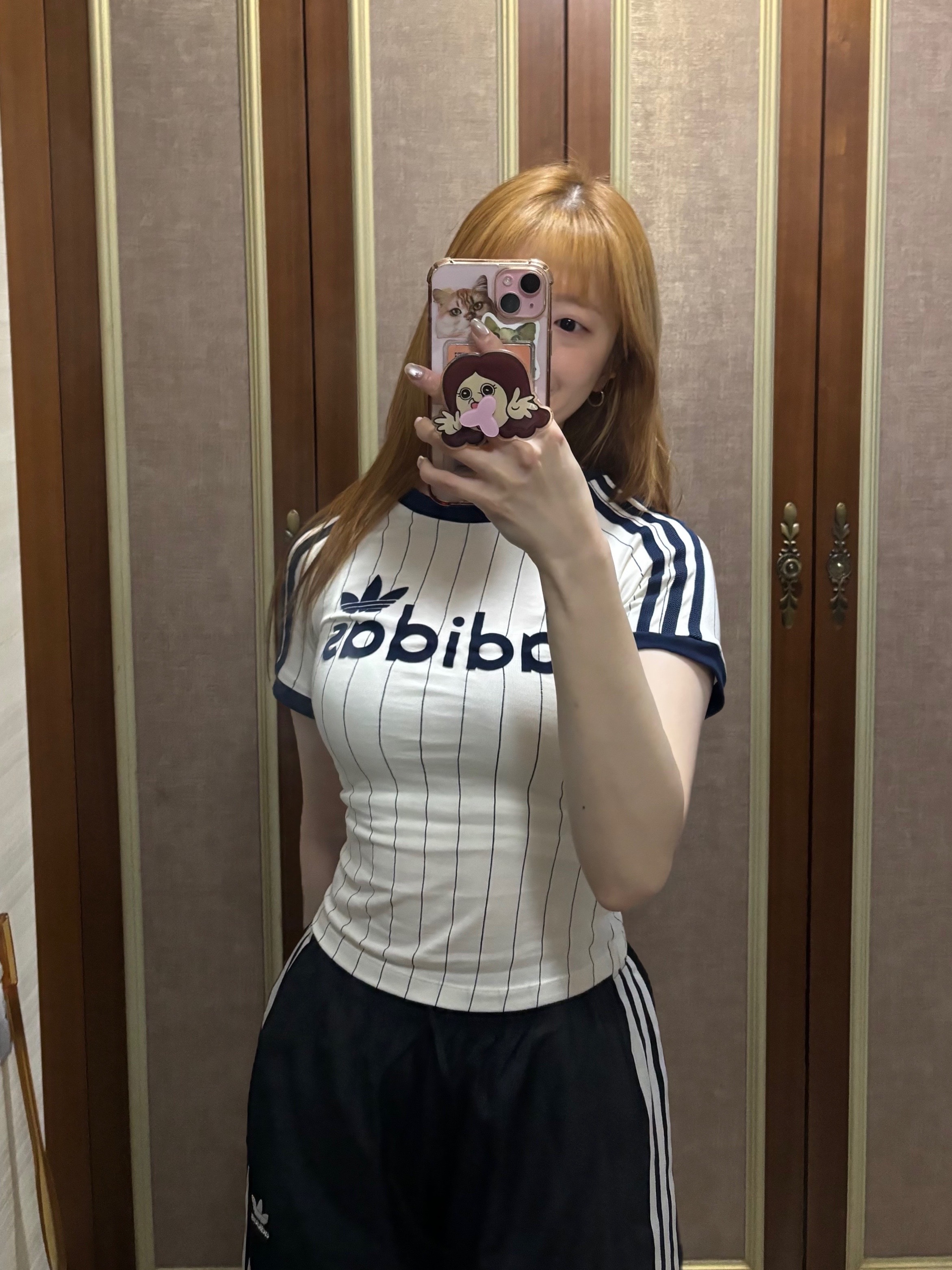 (W) Adidas Linear Cali Graphic T-Shirt Off White Night Indigo - KR Sizing, (W) Adidas Adilenium Season 3 Oversized Track Pants Black - KR Sizing 착용 스타일 - 4