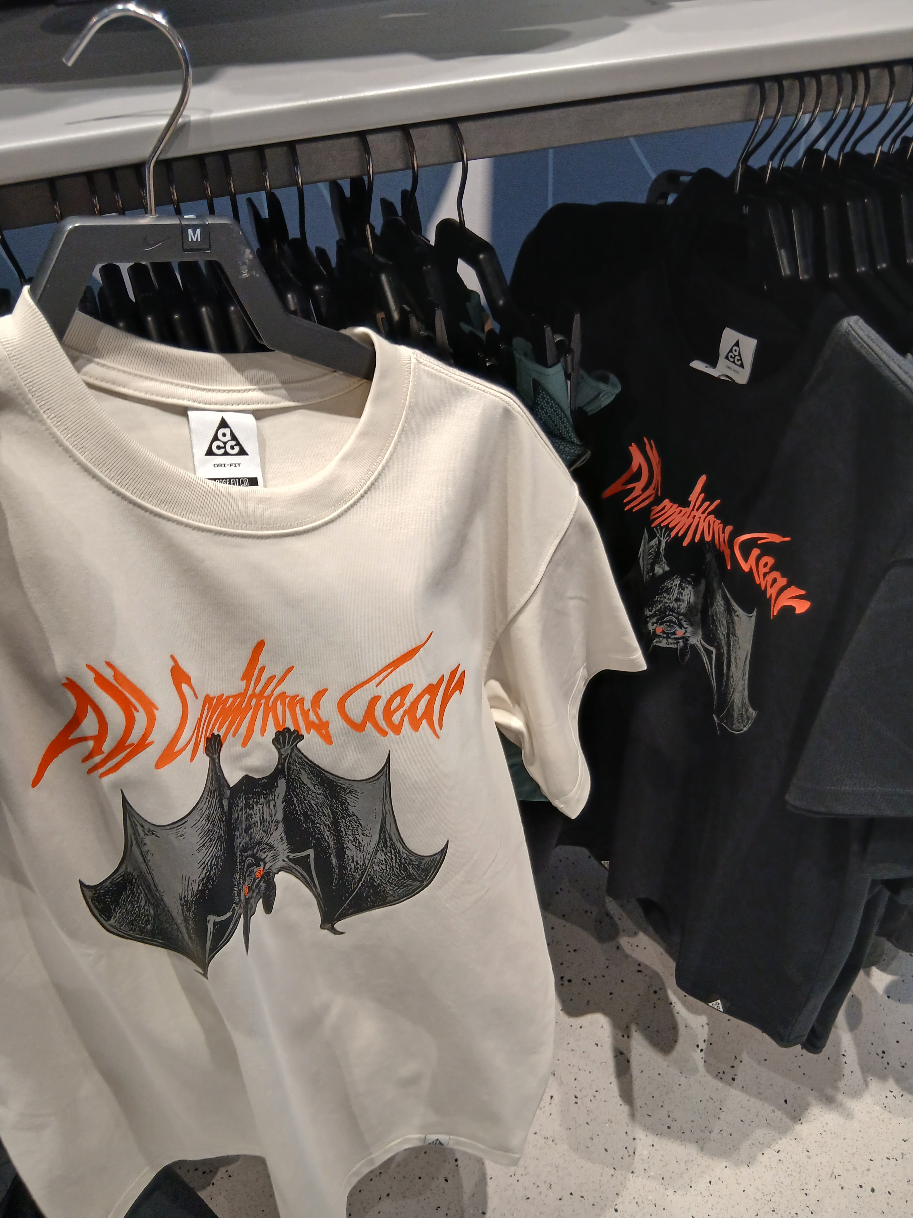 (W) Nike ACG Dri-Fit T-Shirt Black - Asia, (W) Nike ACG Dri-Fit T-Shirt Summit White - Asia 착용 스타일 - 3