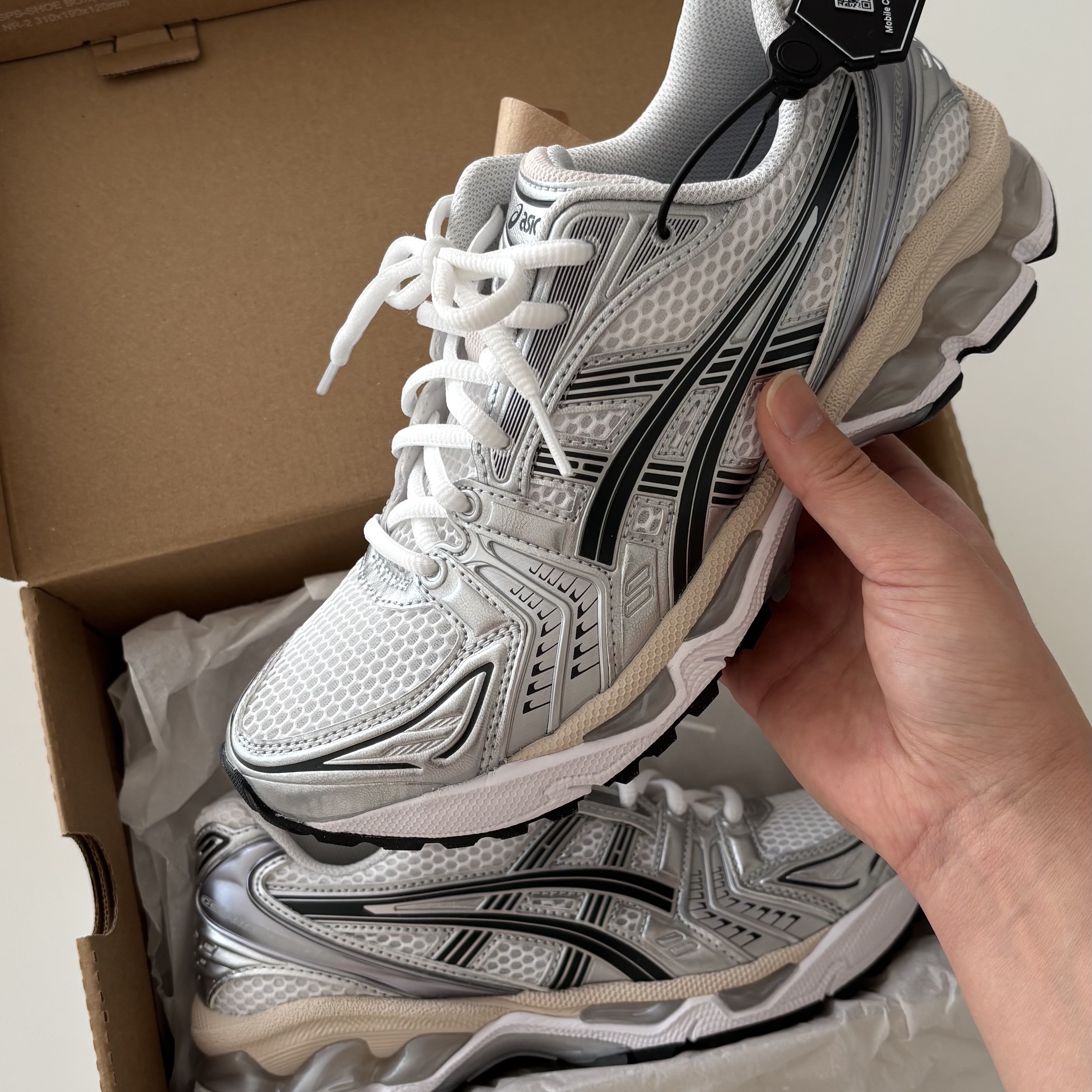 Asics Gel-Kayano 14 White Graphite Grey 착용 스타일 - 1