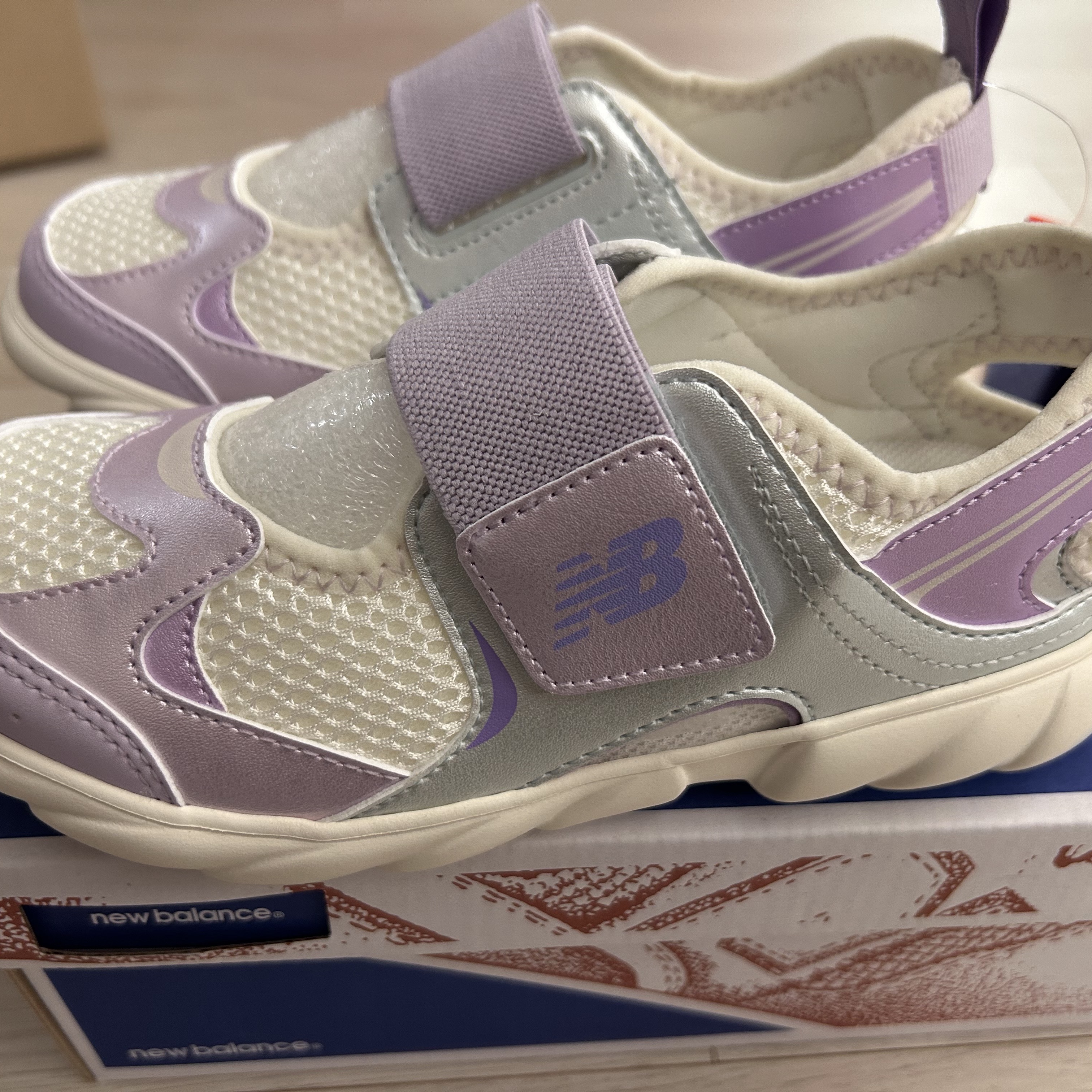 (Kids) New Balance Freedle 920 Sandal Glow Violet 착용 스타일