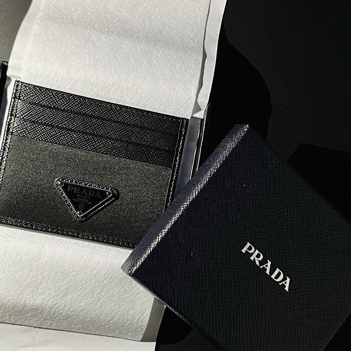 Prada Re-Nylon Saffiano Leather Card Holder Black 착용 스타일