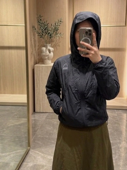 SIERRA DESIGNS METEOR Ultra Light Windwhell Jacket Black 착용 스타일