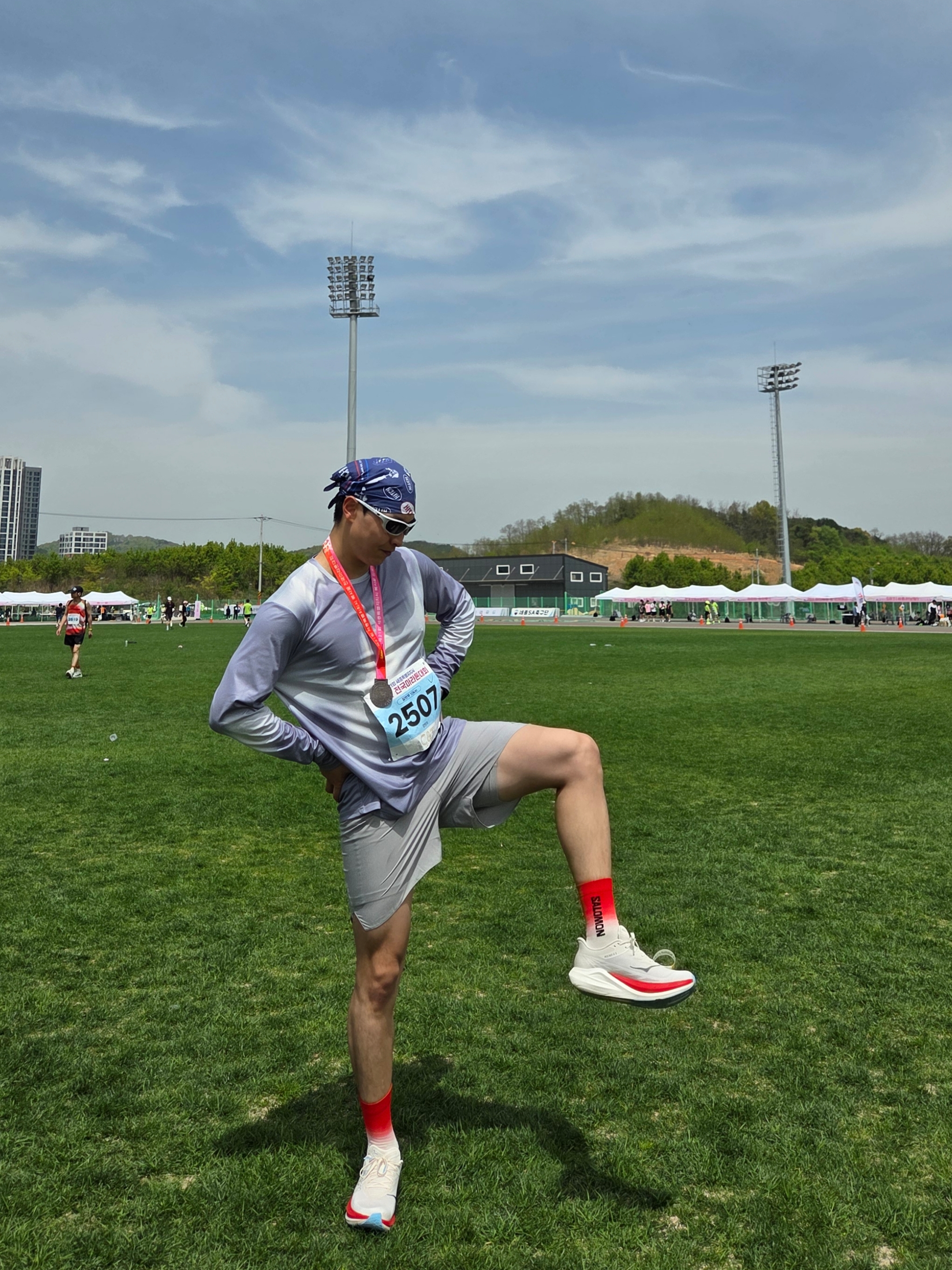 Hoka Rocket X 3 Alabaster Frost, [KREAM 단독] runwhither Race Long Sleeve Sky Blue 착용 스타일 - 8
