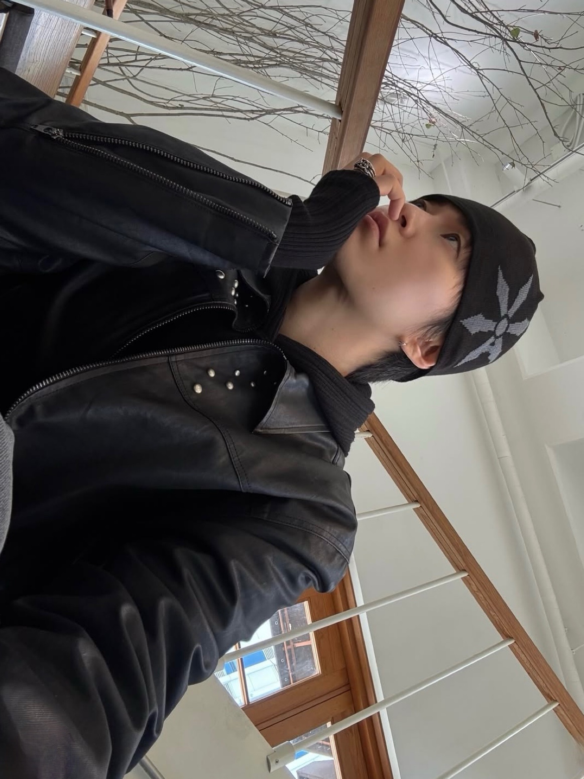 AX CONNECTION Compass Logo Beanie (Lightweight) 착용 스타일 - 2