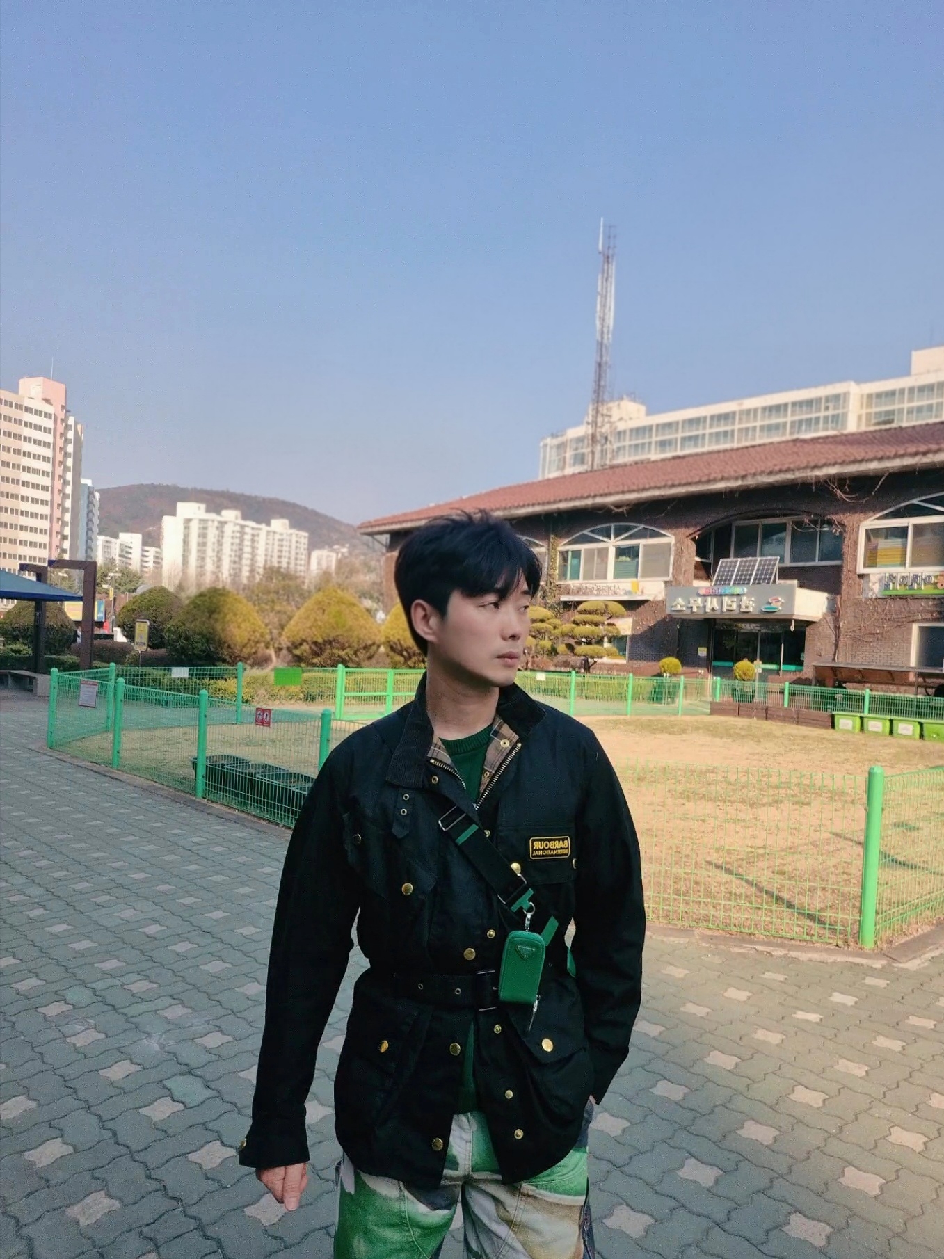 Barbour International Original Wax Jacket Black, Prada Triangle Leather Shoulder Bag Mango 착용 스타일 - 3