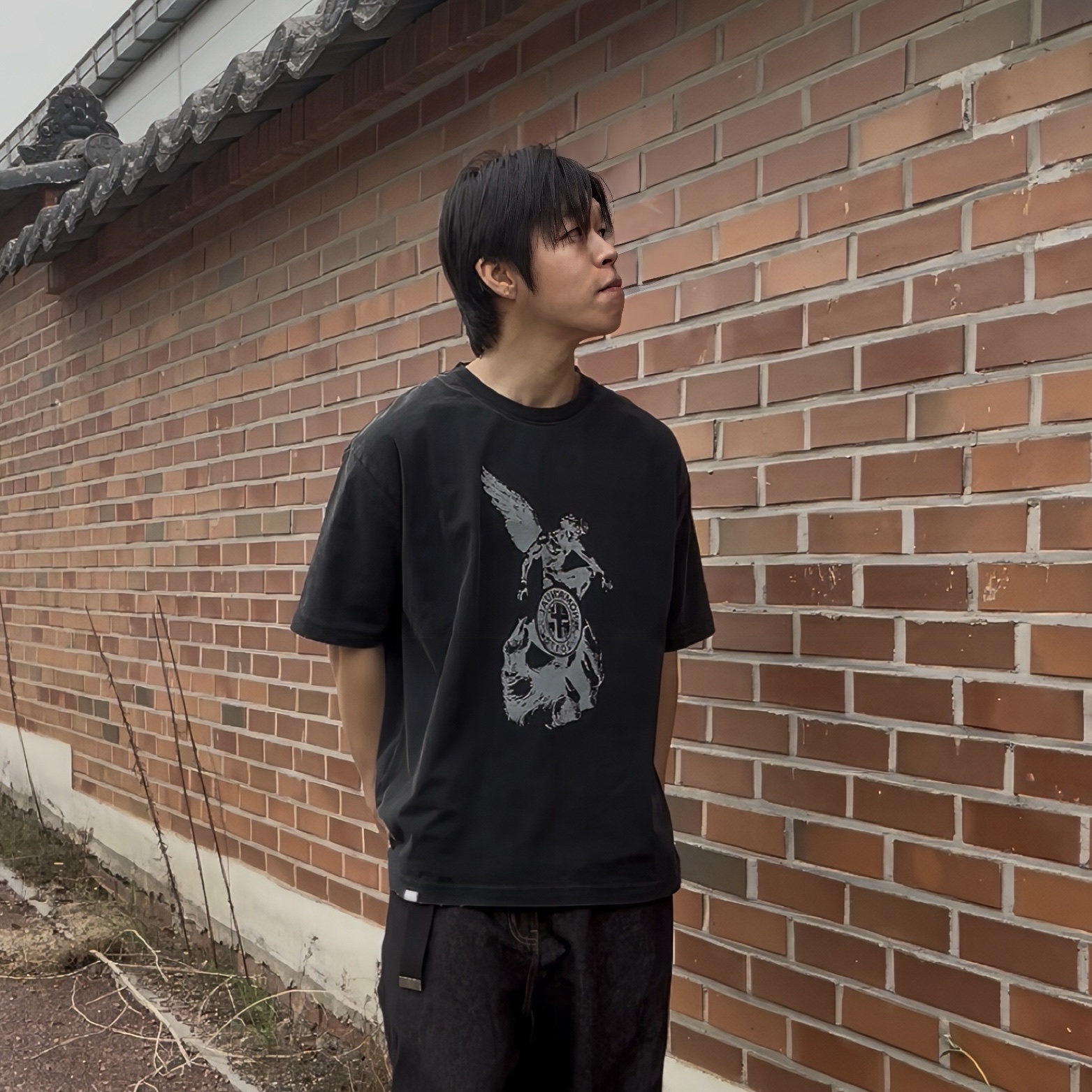 [KREAM 단독] NOMANUAL Devil Ring Damaged T-shirt Washed Black 착용 스타일 - 2
