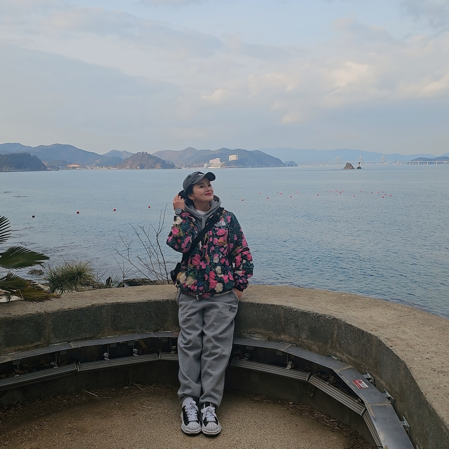 Stussy Washed Basic Low Pro Cap Charcoal, Nike x Stussy NRG RA Fleece Pants Dark Grey Heather (DJ9490-063) 착용 스타일 - 2