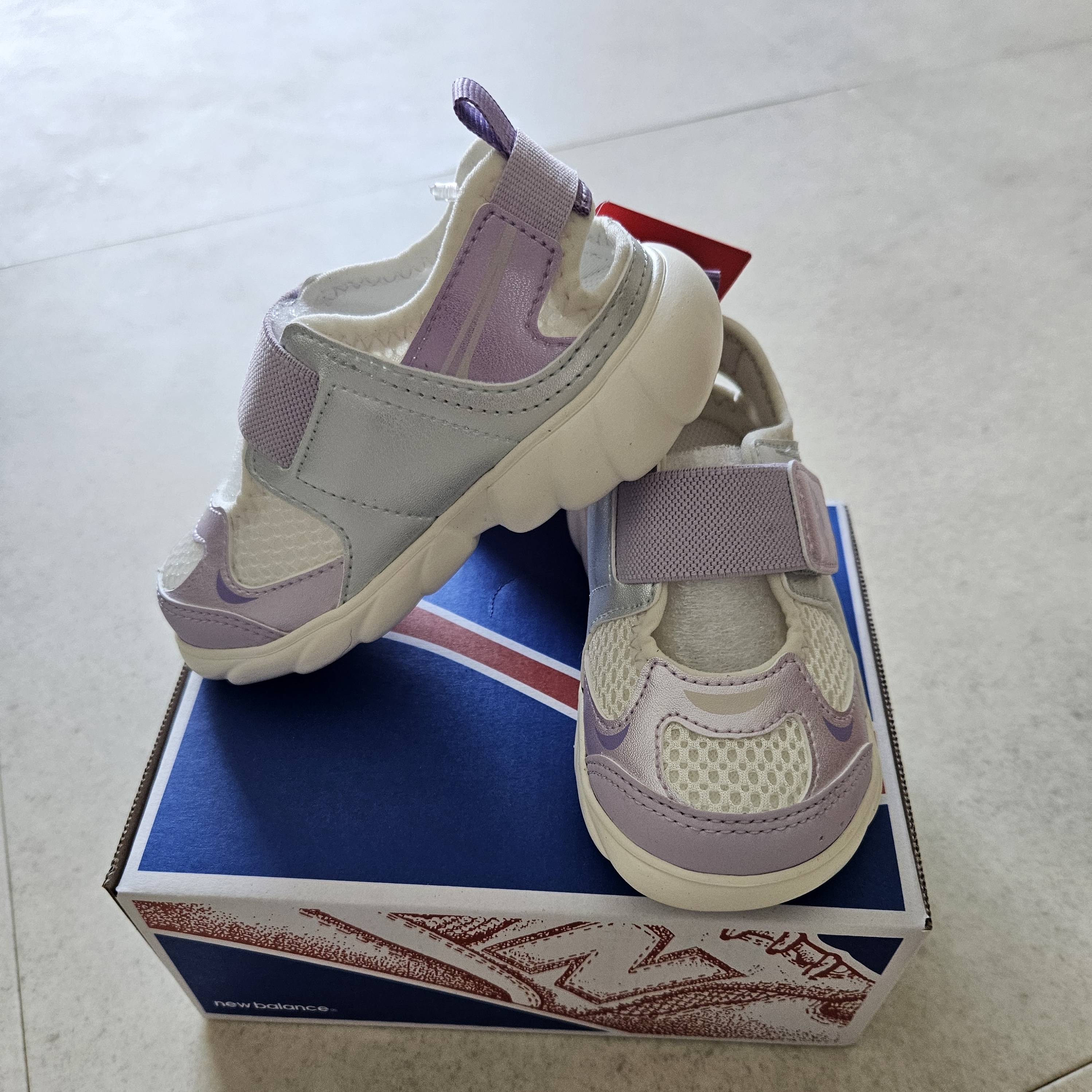 (TD) New Balance Freedle 920 Sandal Glow Violet 착용 스타일 - 4