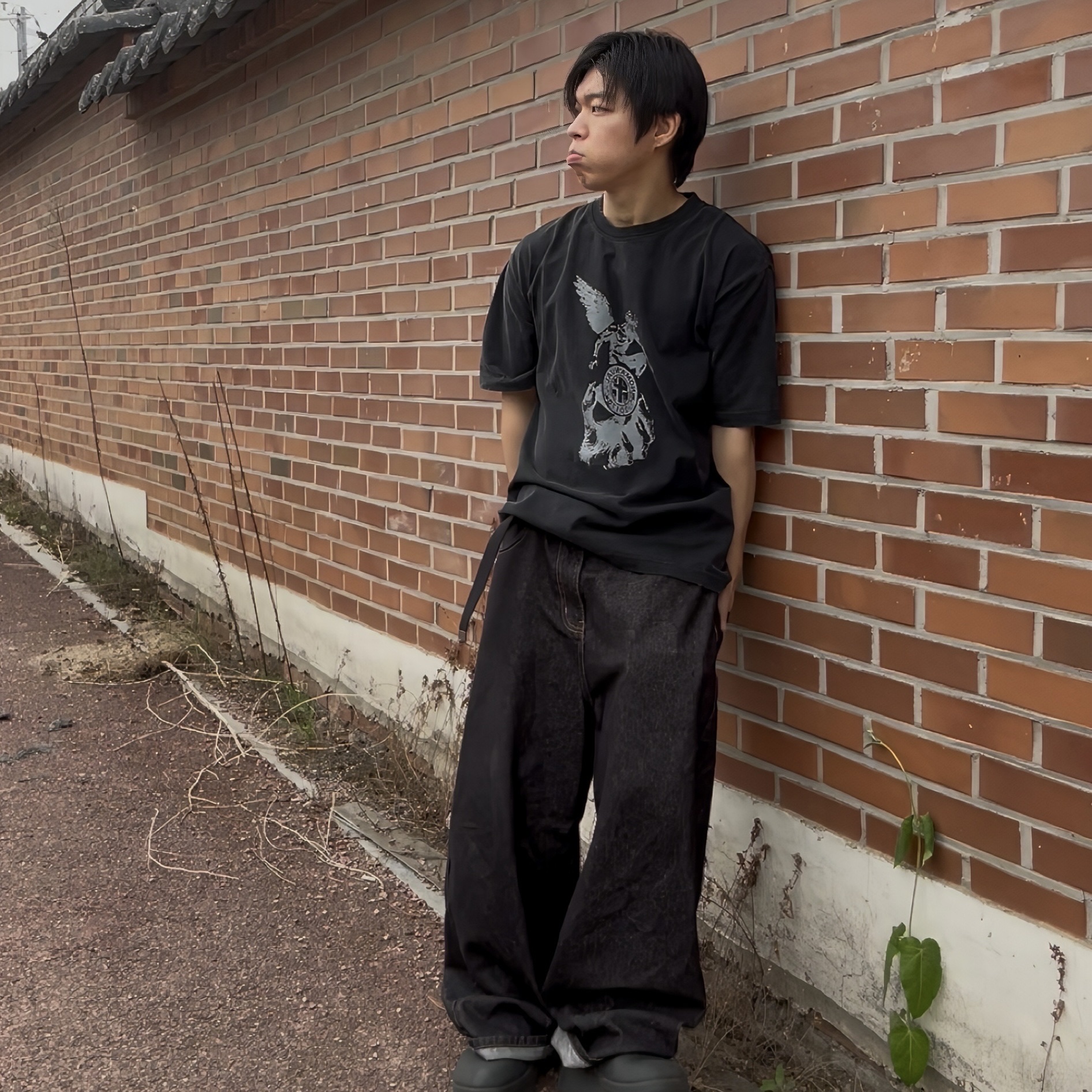 [KREAM 단독] NOMANUAL Devil Ring Damaged T-shirt Washed Black 착용 스타일 - 3