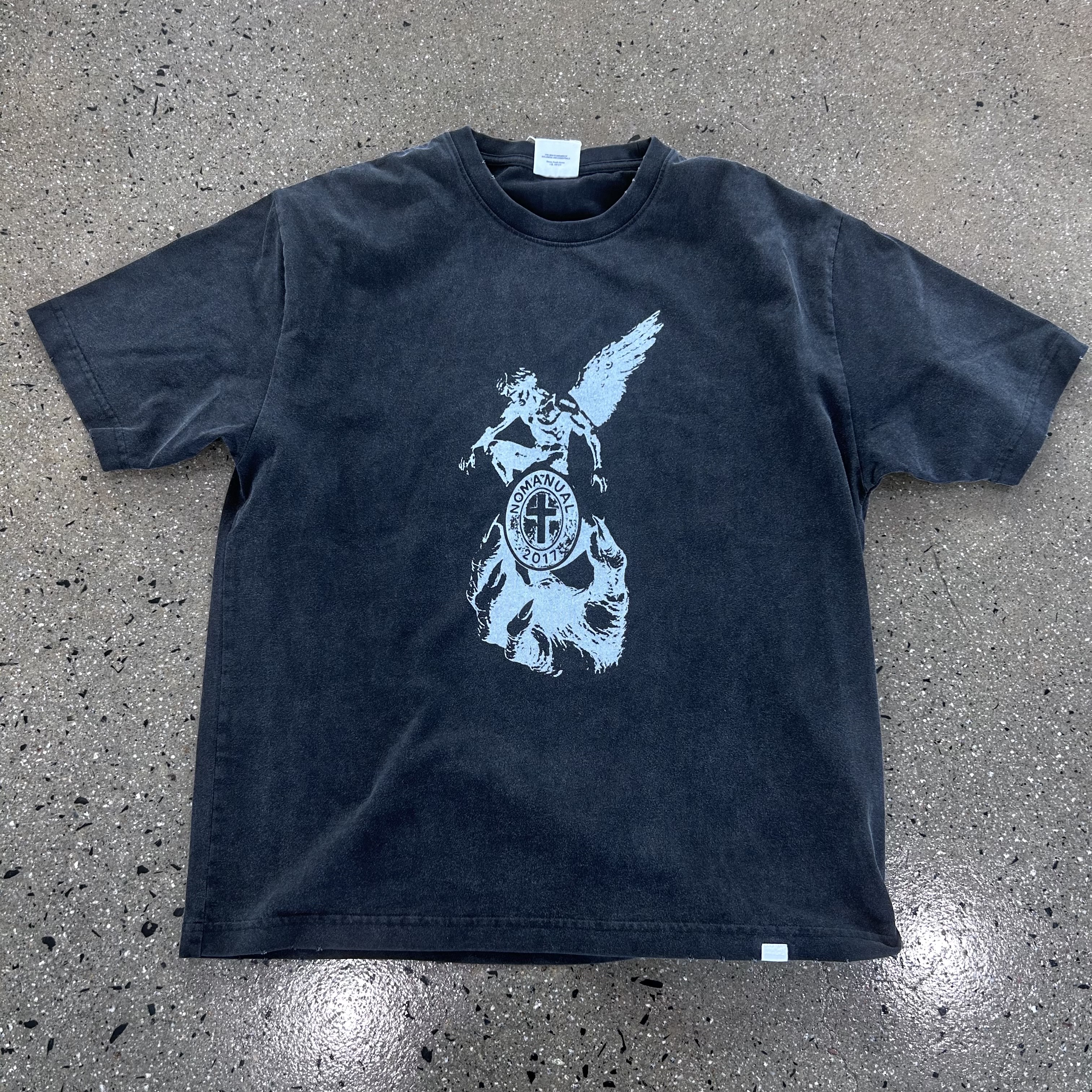 [KREAM 단독] NOMANUAL Devil Ring Damaged T-shirt Washed Black 착용 스타일 - 4