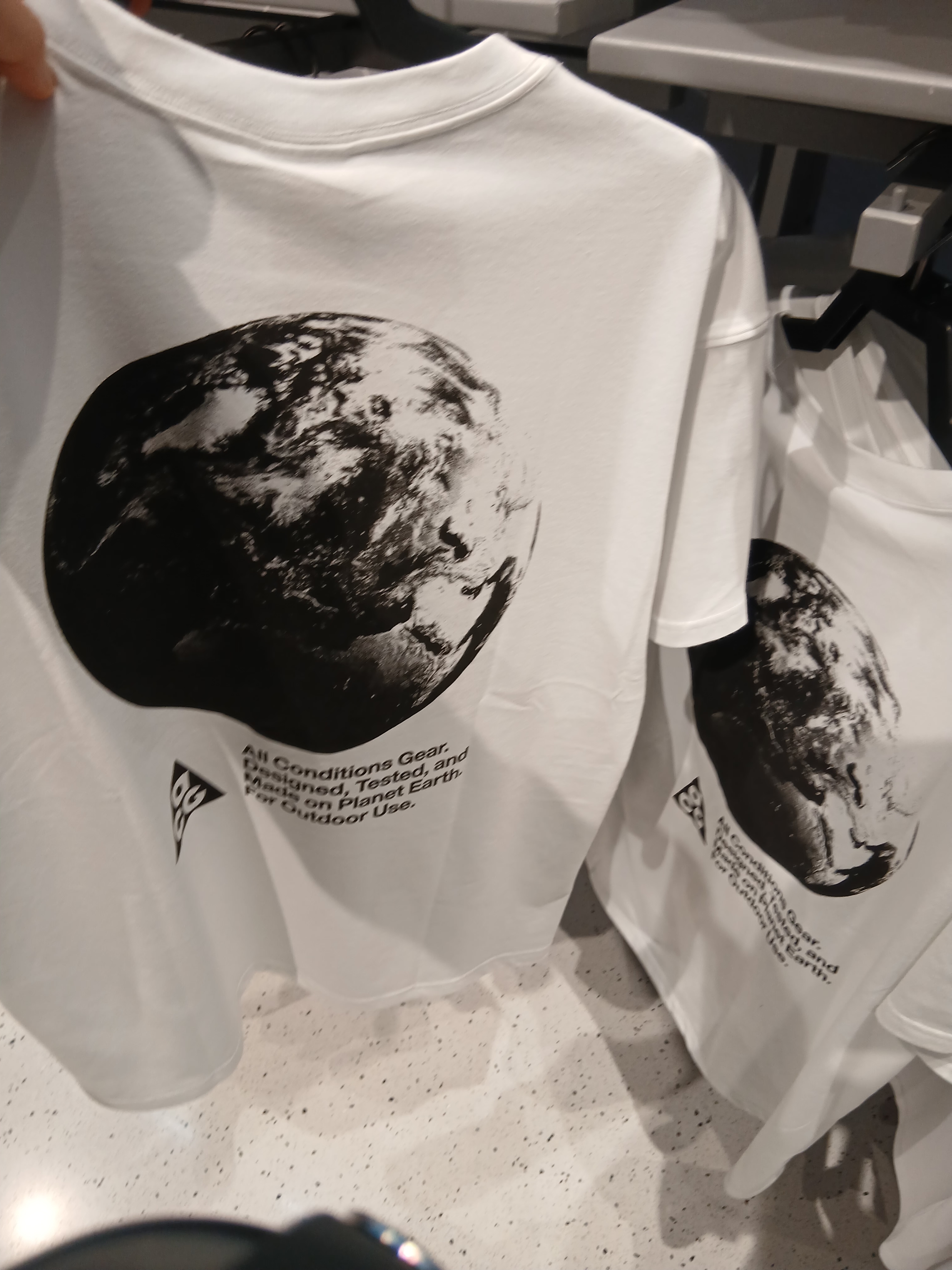 (W) Nike ACG Dri-Fit T-Shirt Black - Asia, (W) Nike ACG Dri-Fit T-Shirt Summit White - Asia 착용 스타일 - 2