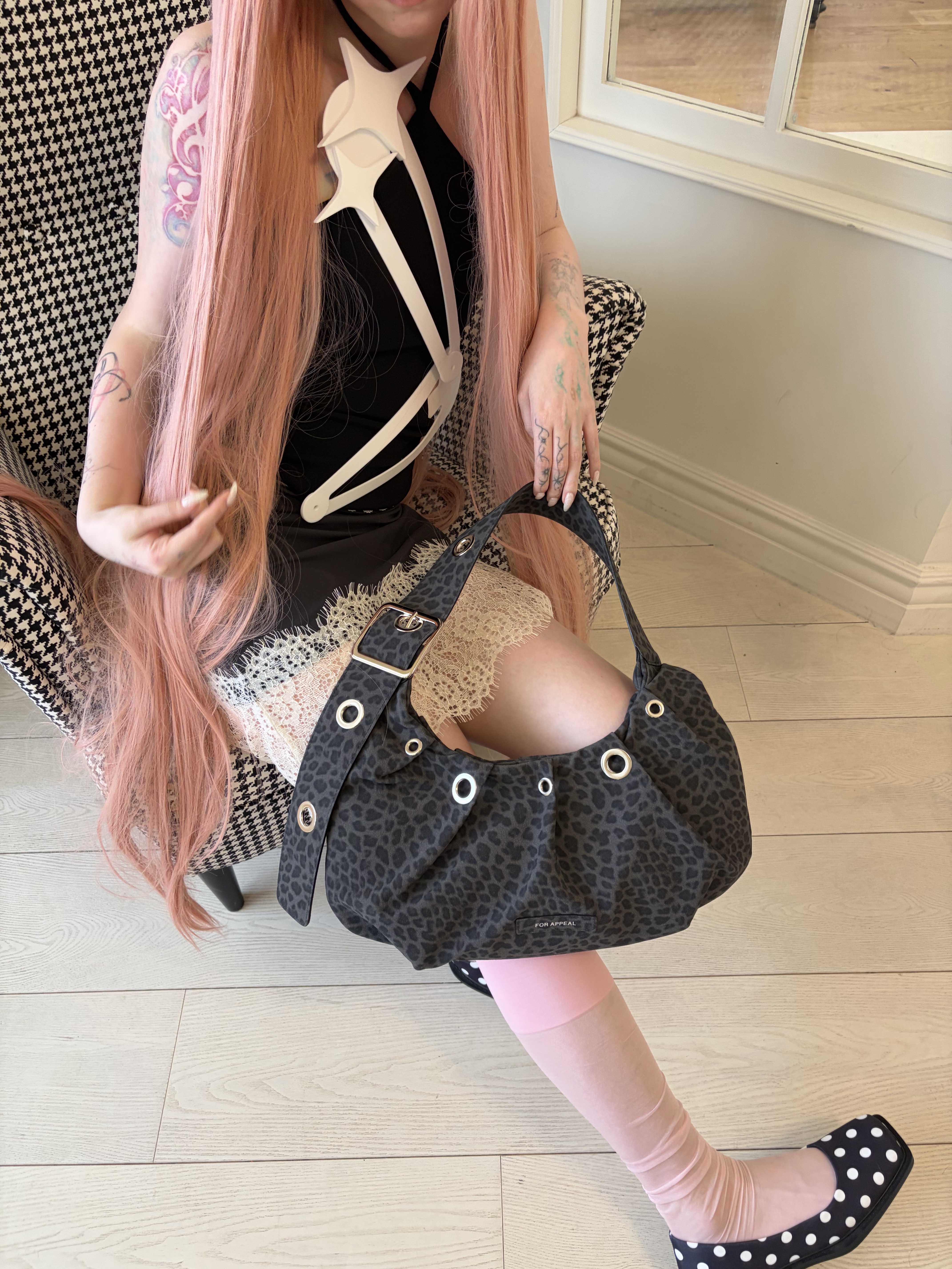 For Appeal Carry Light Hobo Bag  Leopard Black 착용 스타일