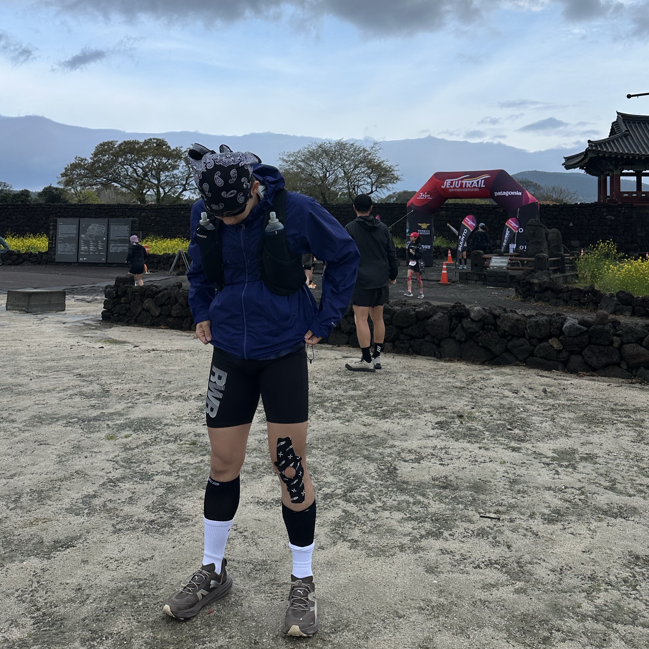 [KREAM 단독] runwhither Half Tights Navy, Salomon Active Skin 8 Set Black Metal 착용 스타일