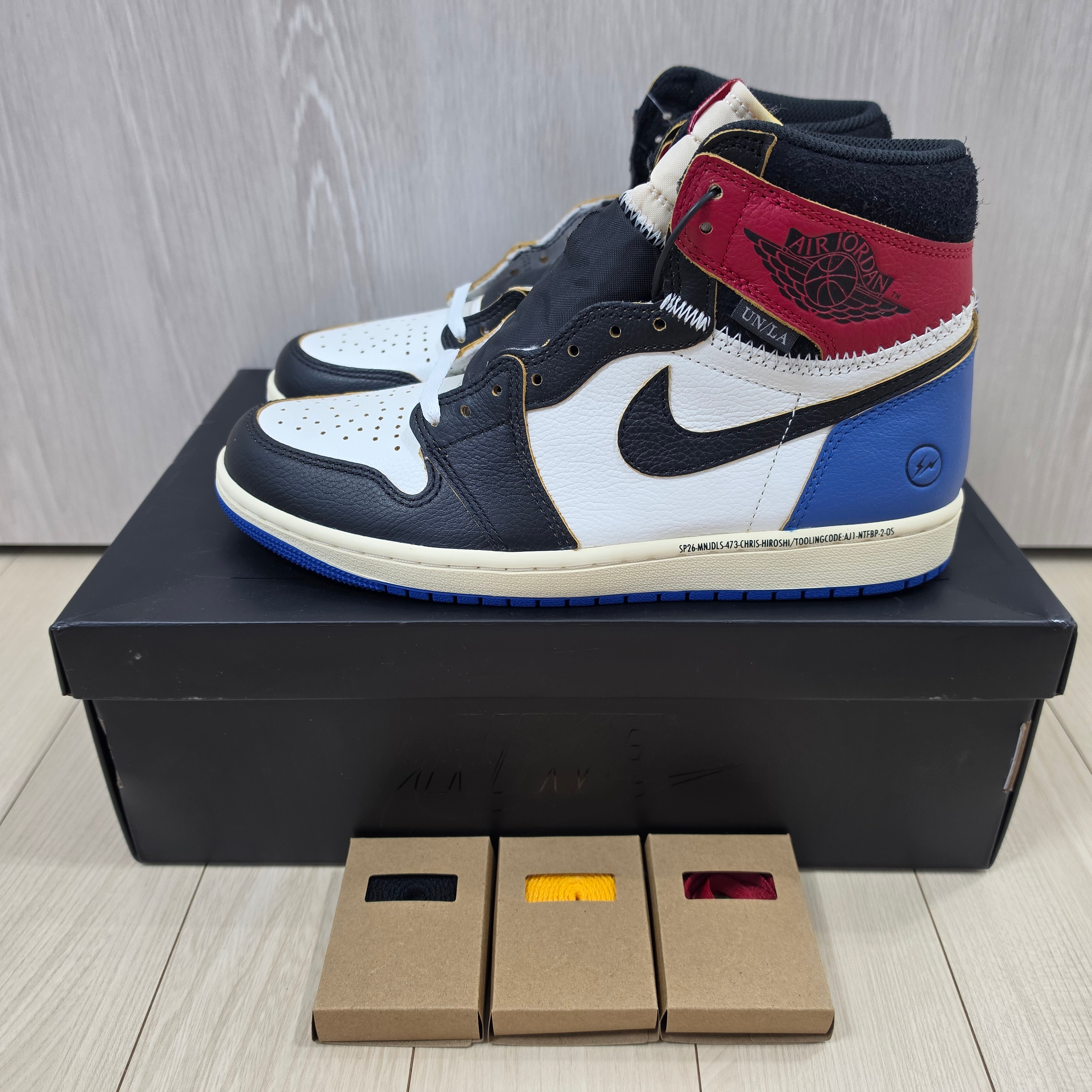 Jordan 1 x Fragment x Union LA Black and Varsity Red 착용 스타일 - 1