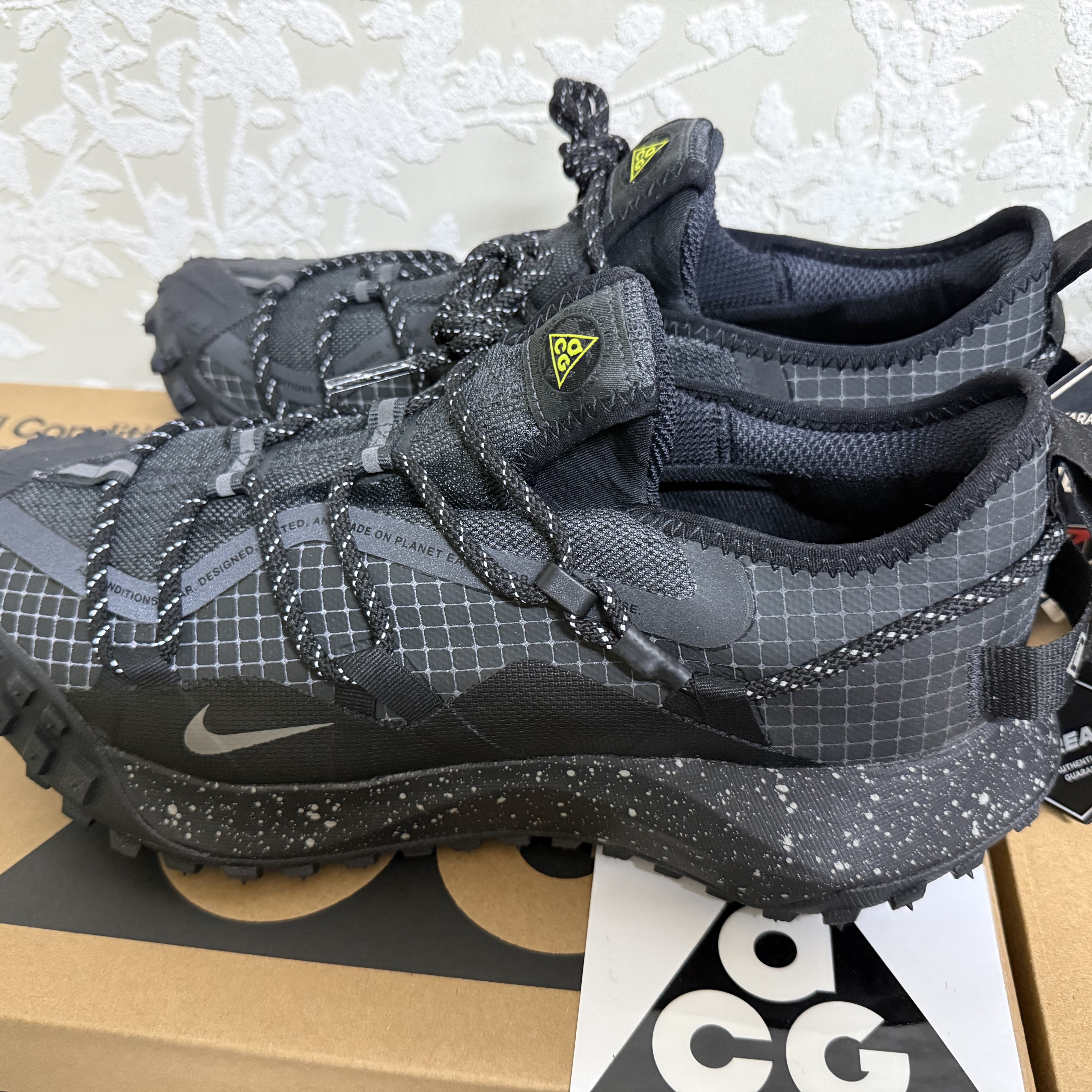 Nike ACG Mountain Fly Low Gore-Tex SE Dark Smoke Grey 착용 스타일 - 2