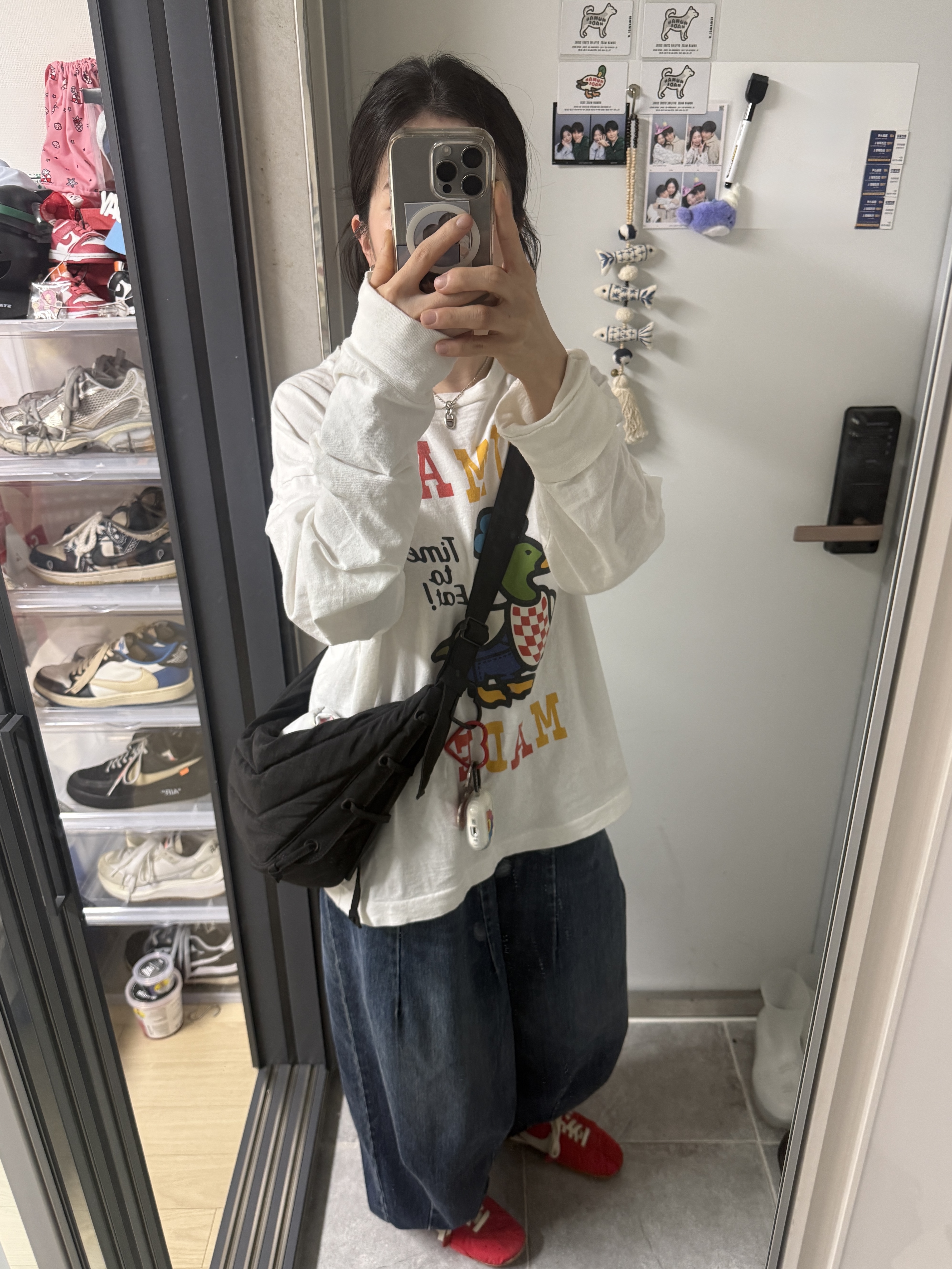 Lemaire WR Nylon Canvas Small Soft Game Bag Dark Chocolate, Nike x Jacquemus Moon Shoe SP University Red and Bicycle Yellow 착용 스타일 - 2