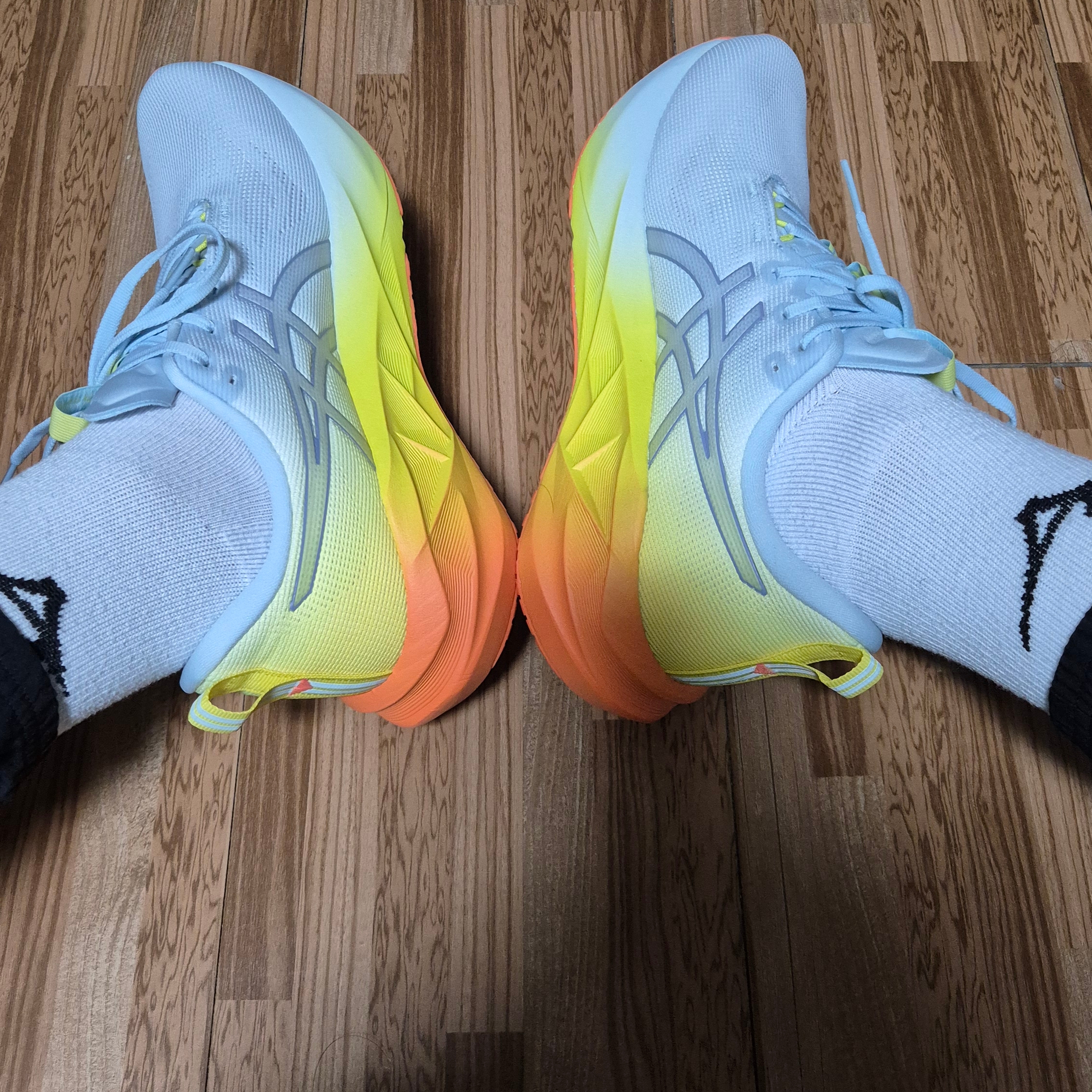 Asics Novablast 5 Sunny Sizzle Sky Lemon Spark 착용 스타일