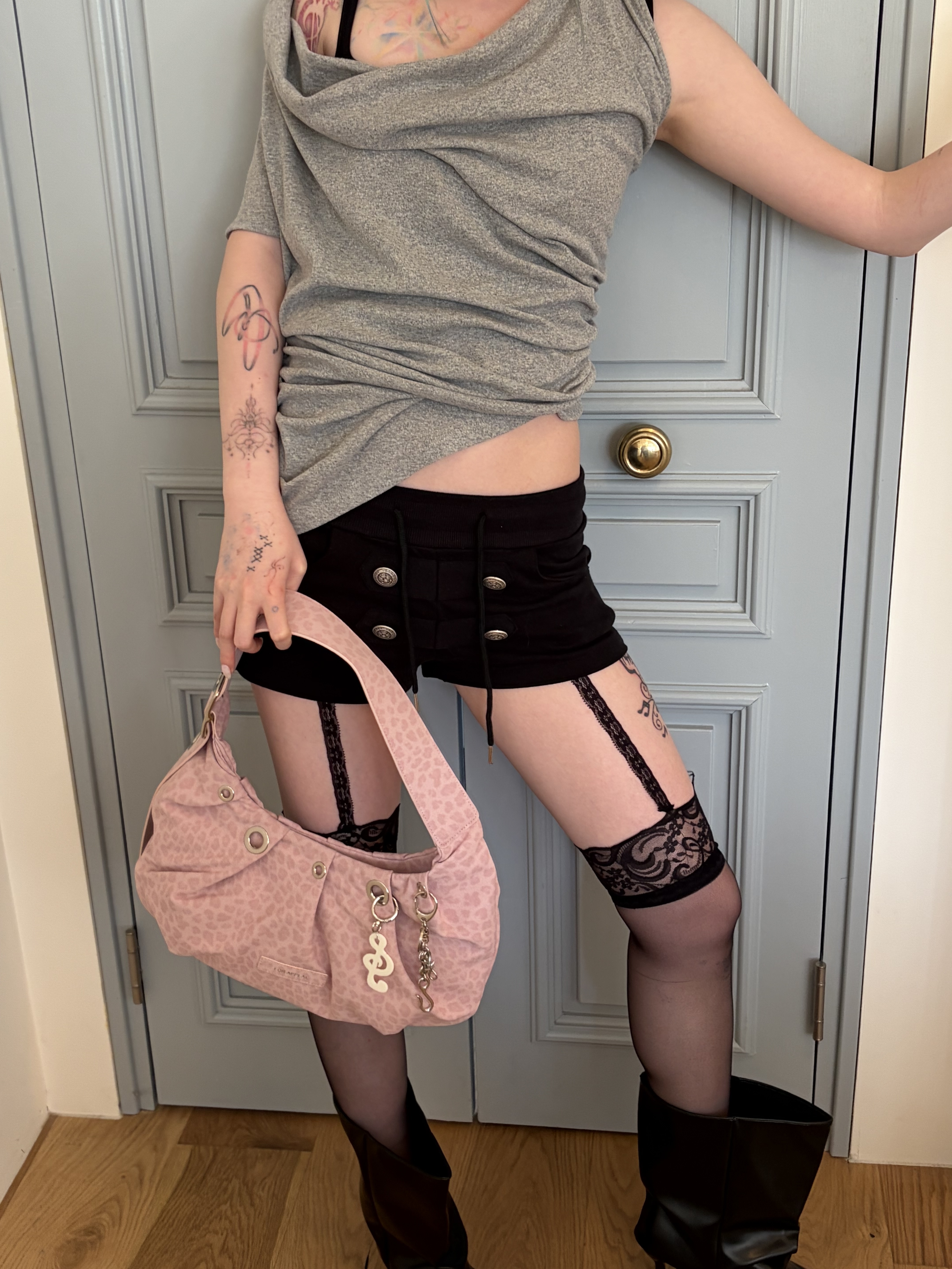 For Appeal Carry Light Hobo Bag  Leopard Pink 착용 스타일
