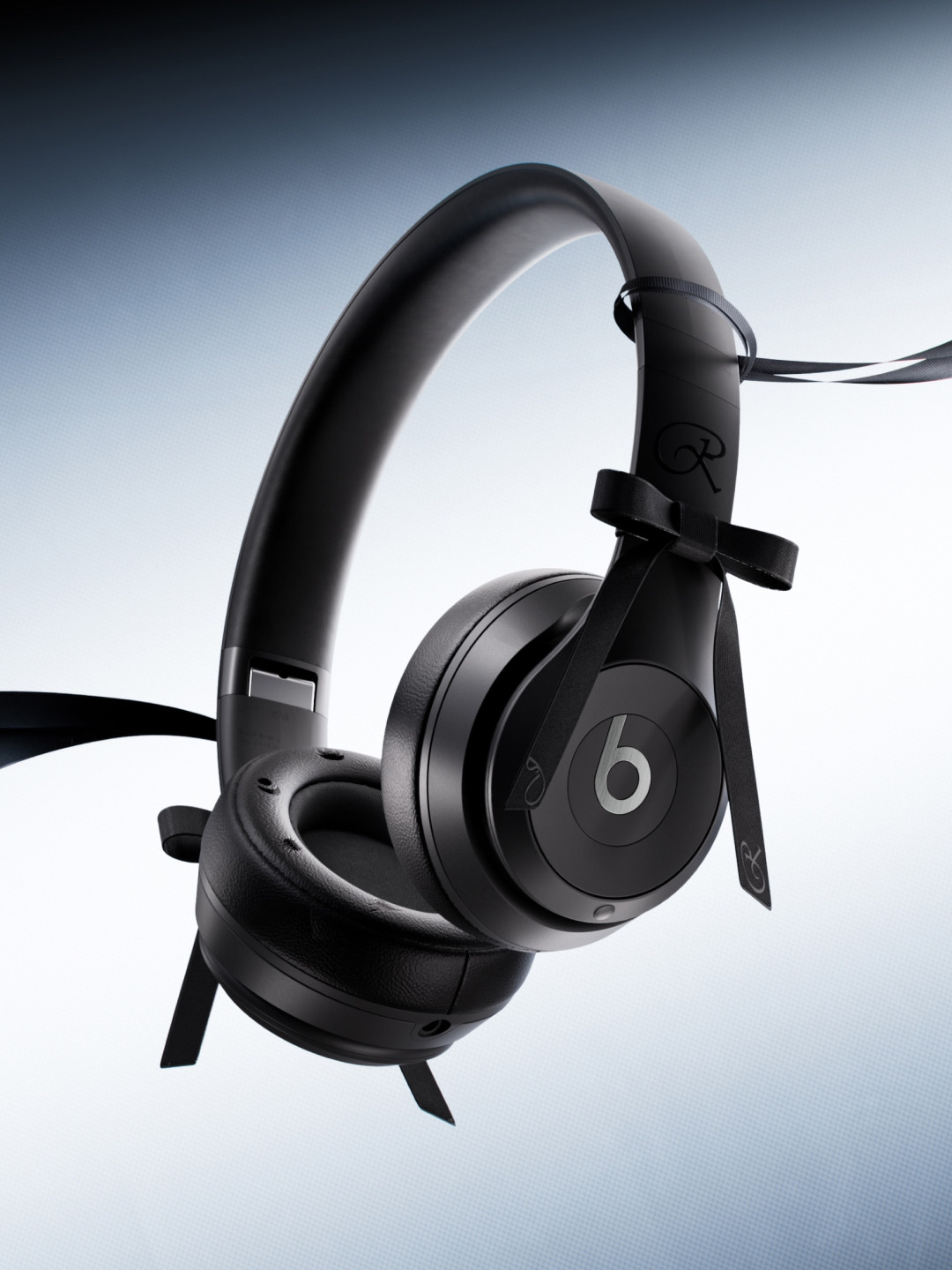 Beats Solo 4 Wireless On Ear Headphone Jennie Special Edition Onyx Black (Korean Ver.), Beats Solo 4 Wireless On Ear Headphone Jennie Special Edition Ruby Red (Korean Ver.) 착용 스타일 - 2
