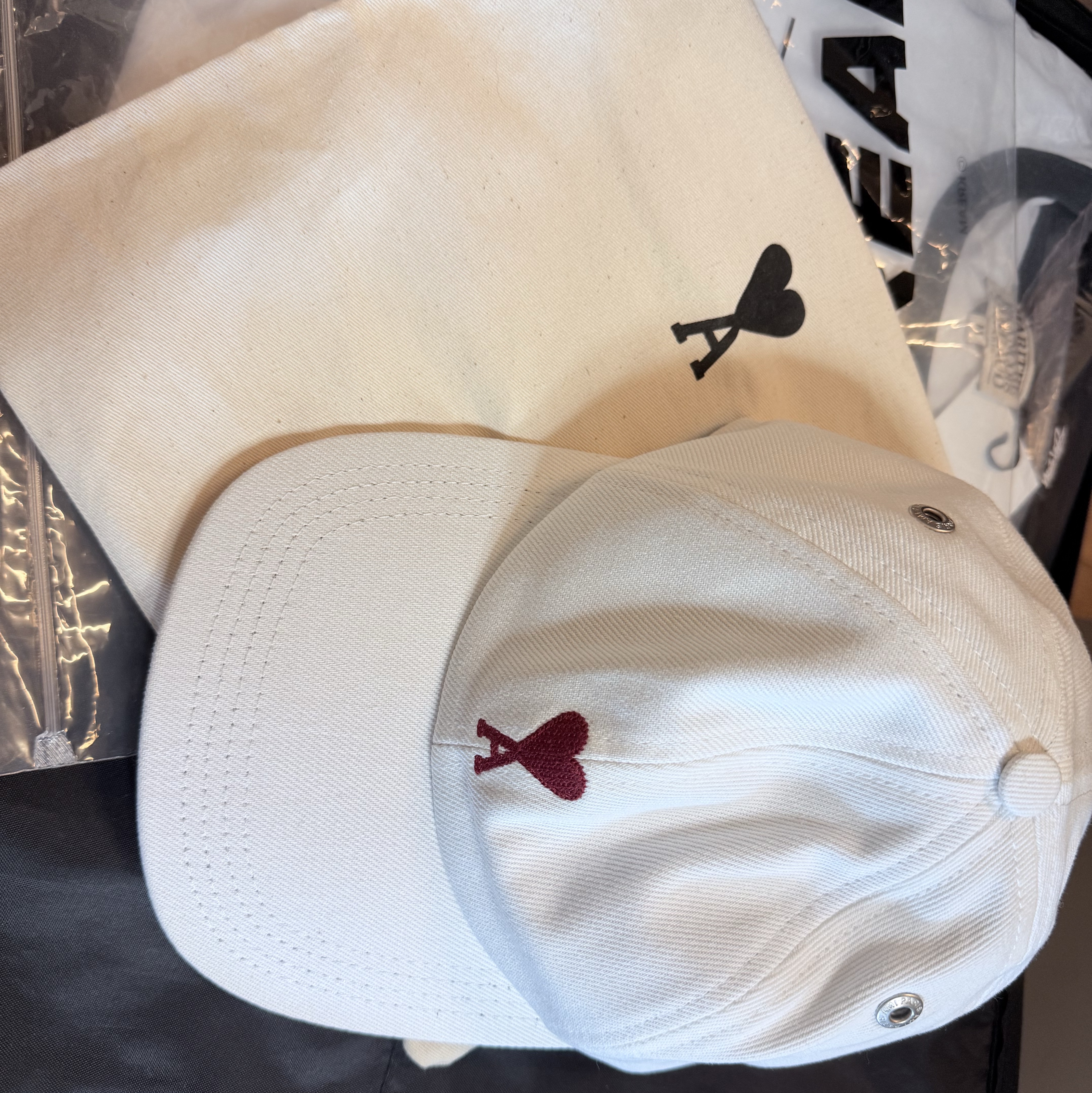 Ami Embroidered Logo Cap Ivory 착용 스타일