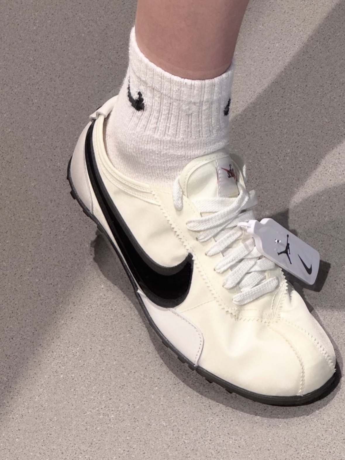 (W) Nike Moon Shoe Soft Pearl and Black 착용 스타일 - 3