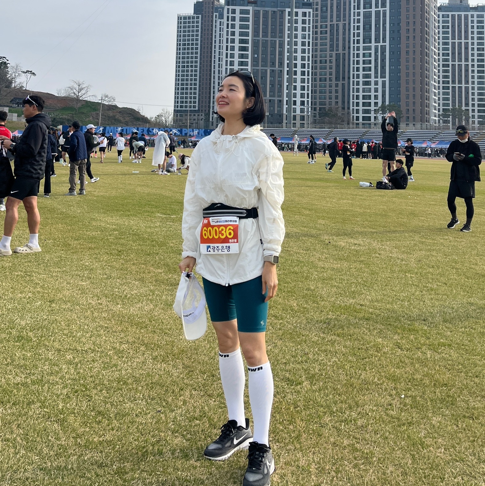 [KREAM 단독] runwhither Windbreaker Jacket V2 White 착용 스타일 - 1
