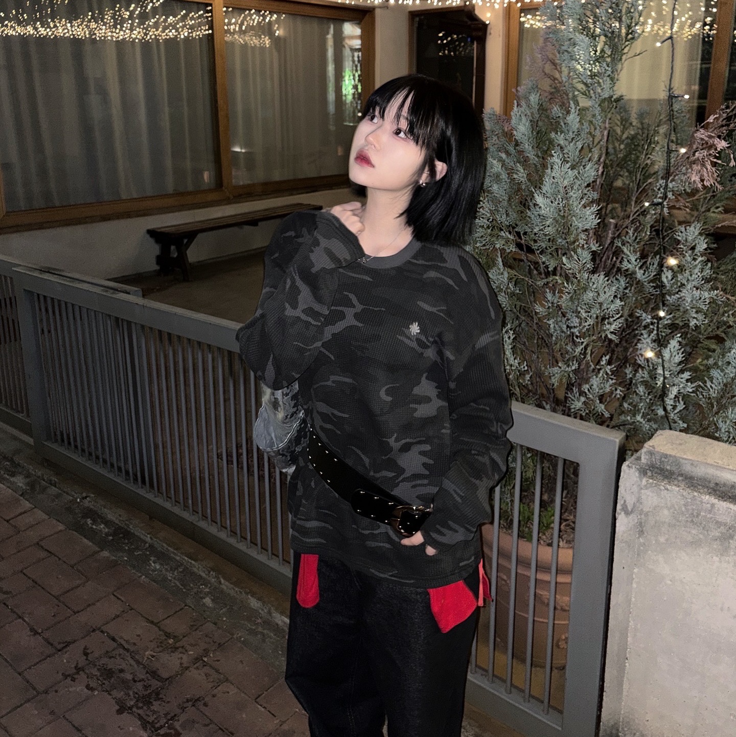 SLOW RECORD HOUSE Fingerhole Crop Long Sleeve Camo Charcoal 착용 스타일 - 1