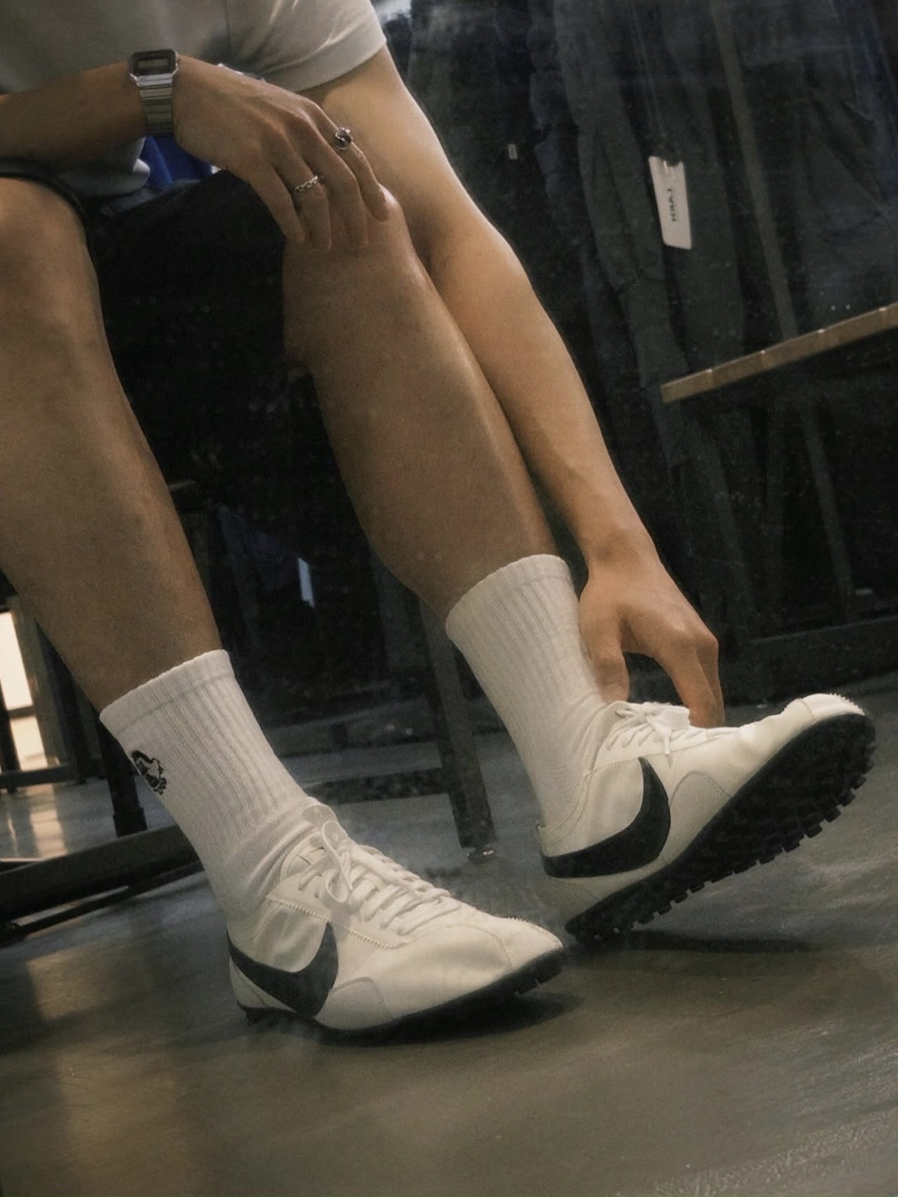 (W) Nike Moon Shoe Soft Pearl and Black 착용 스타일 - 2
