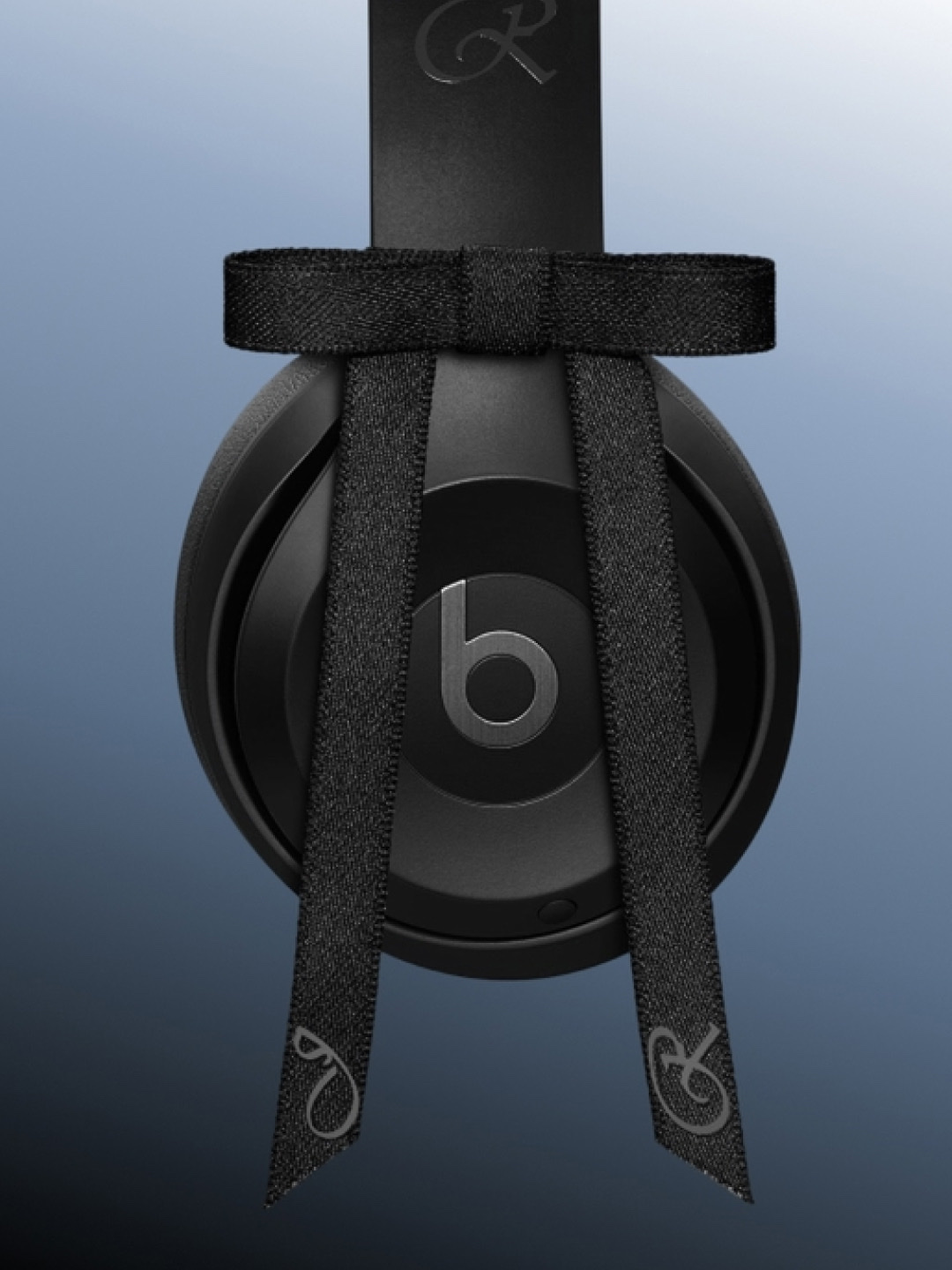 Beats Solo 4 Wireless On Ear Headphone Jennie Special Edition Onyx Black (Korean Ver.), Beats Solo 4 Wireless On Ear Headphone Jennie Special Edition Ruby Red (Korean Ver.) 착용 스타일 - 3
