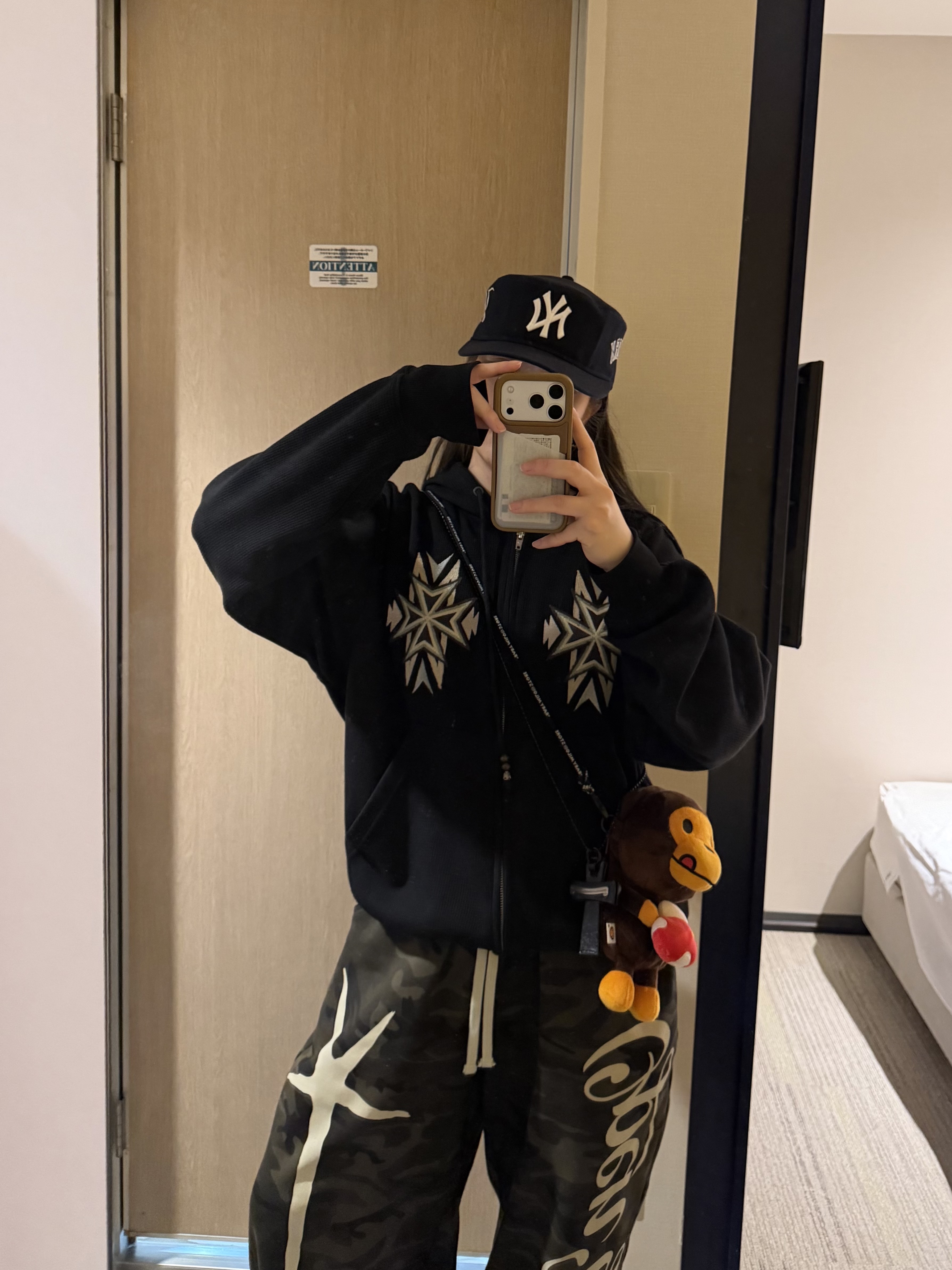 New Era MLB New York Yankees Pillbox Series Ball Cap Navy, BAPE Baby Milo Plush Mobile Bag Brown 착용 스타일 - 1