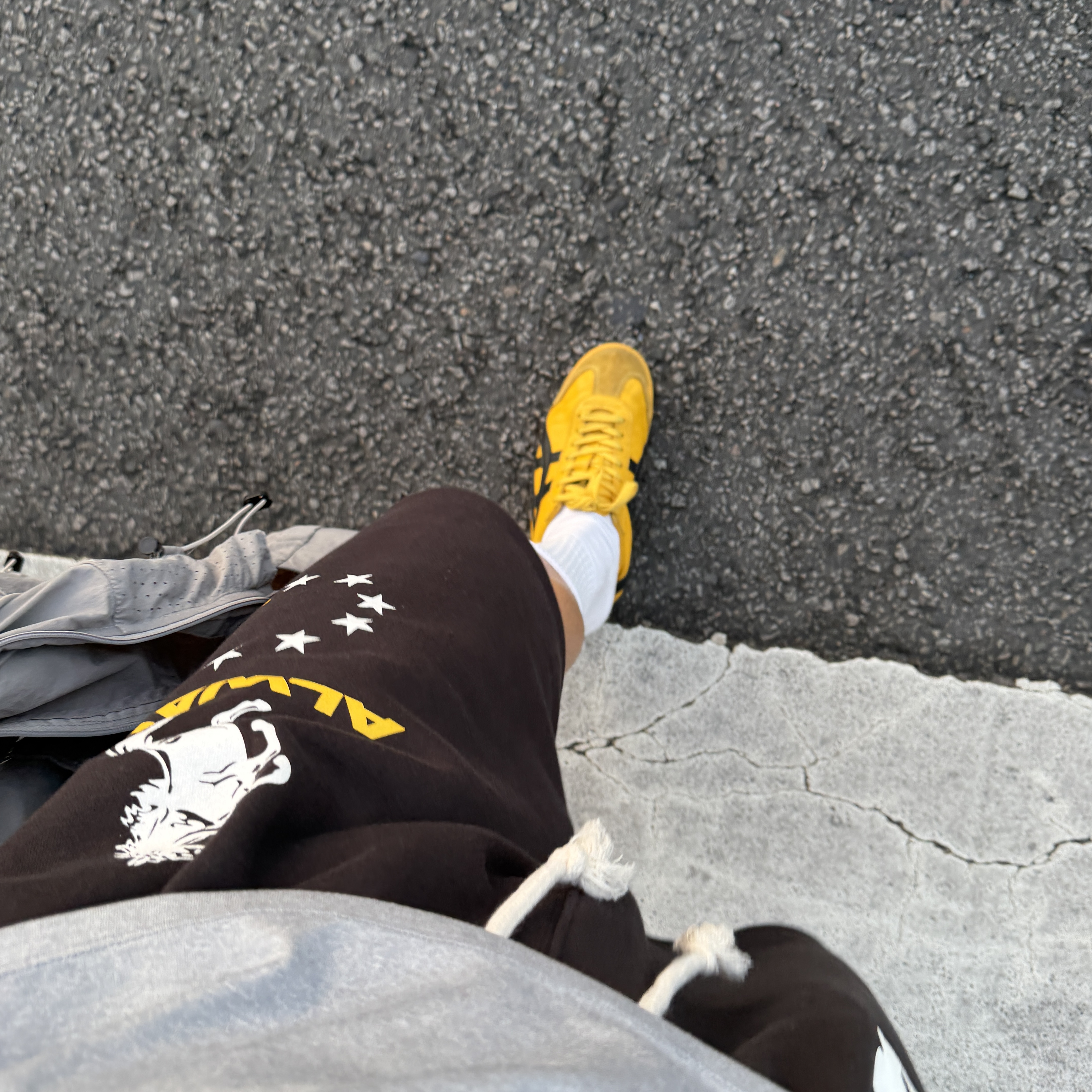 AMOU Horse One Tuck Bermuda Pants Black, Onitsuka Tiger Mexico 66 Yellow Black 착용 스타일 - 1