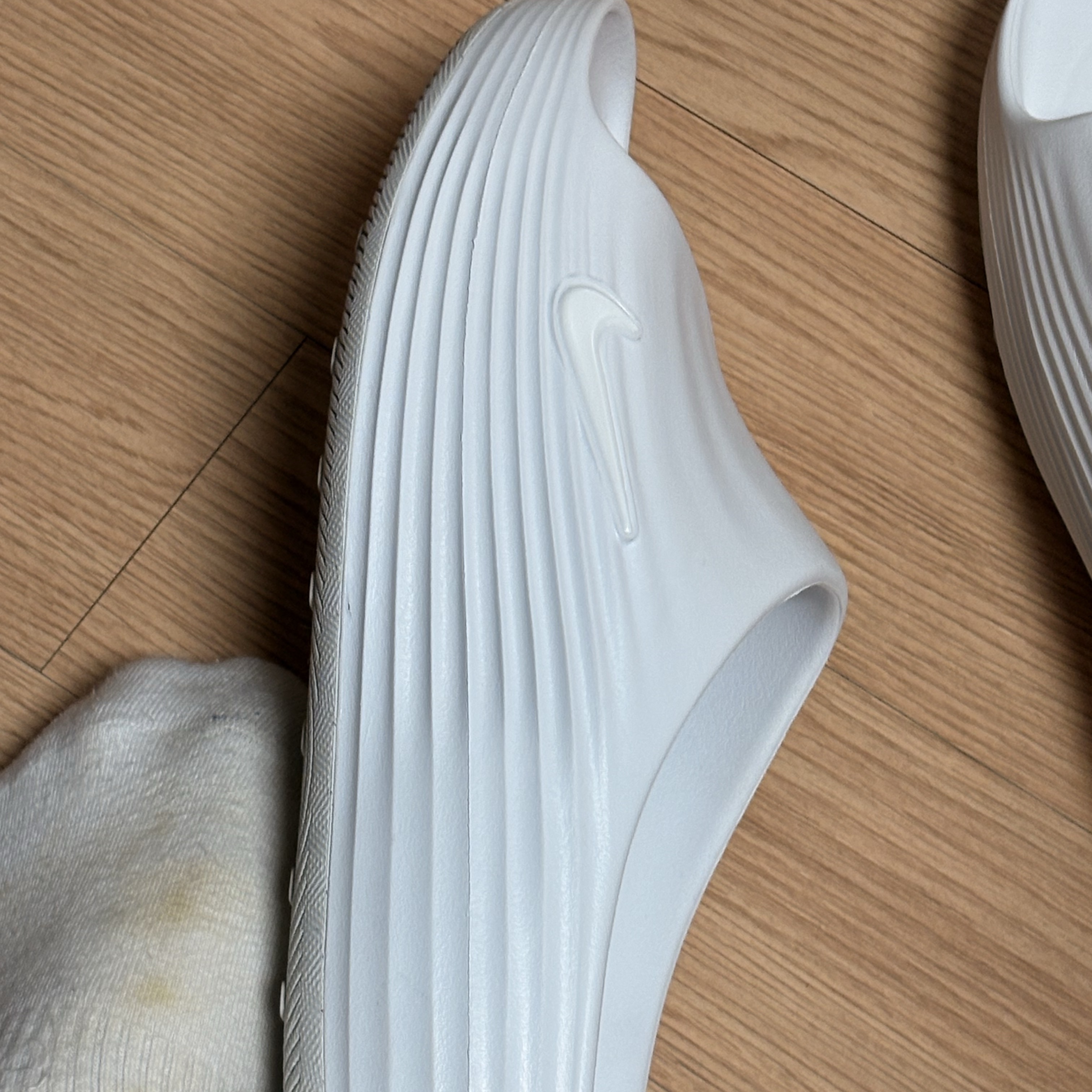 Nike ReactX Rejuven8 Slide Summit White 착용 스타일 - 2