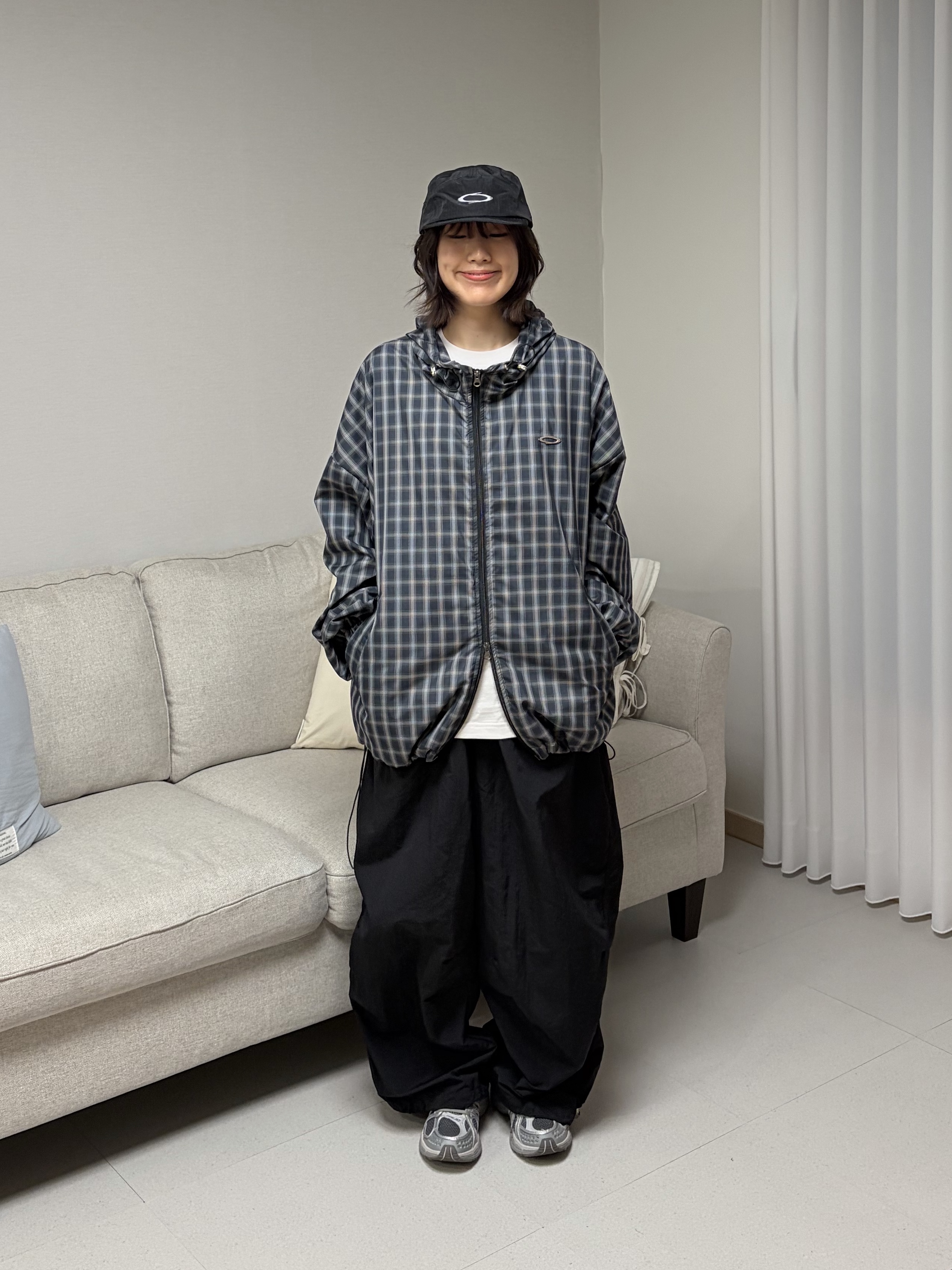 [KREAM 단독] runwhither Reflector Running Cap Black, SPORT CHAMBER SC Square Check Windbreaker NAVY 착용 스타일 - 2