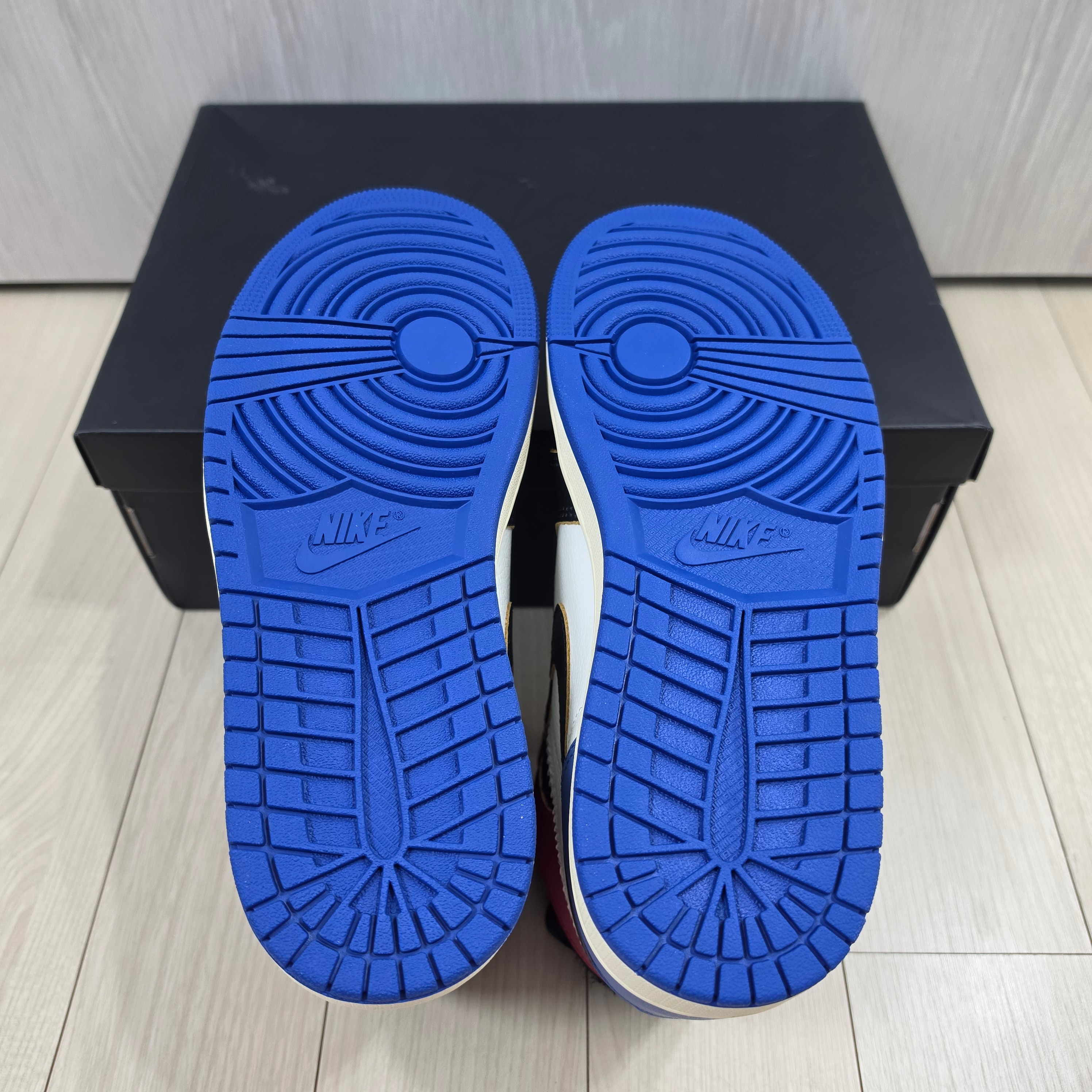 Jordan 1 x Fragment x Union LA Black and Varsity Red 착용 스타일 - 4