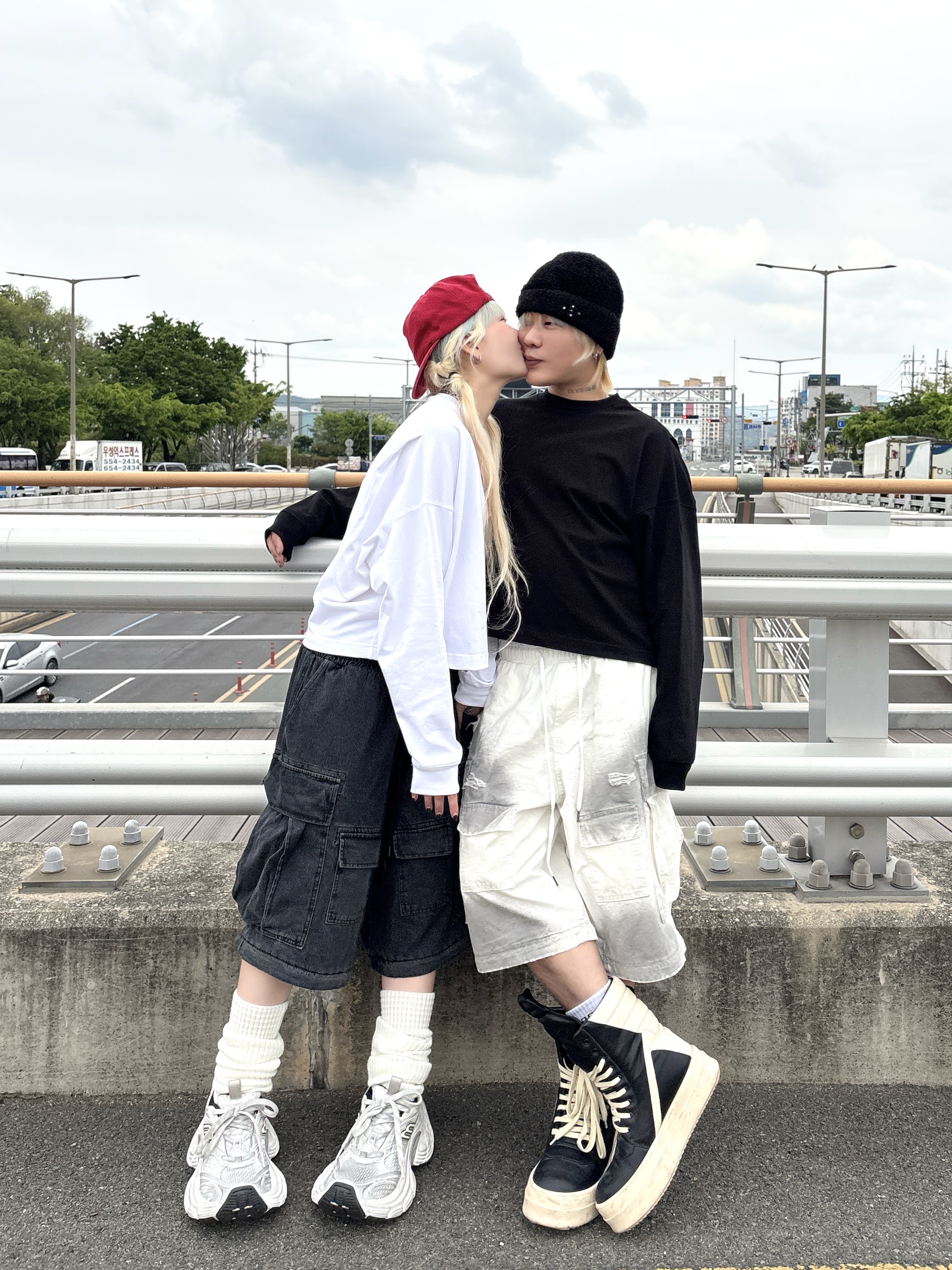 Balenciaga 10XL Sneakers White Black Grey, Rick Owens Mega Bumper Geobasket Black Milk 착용 스타일 - 2