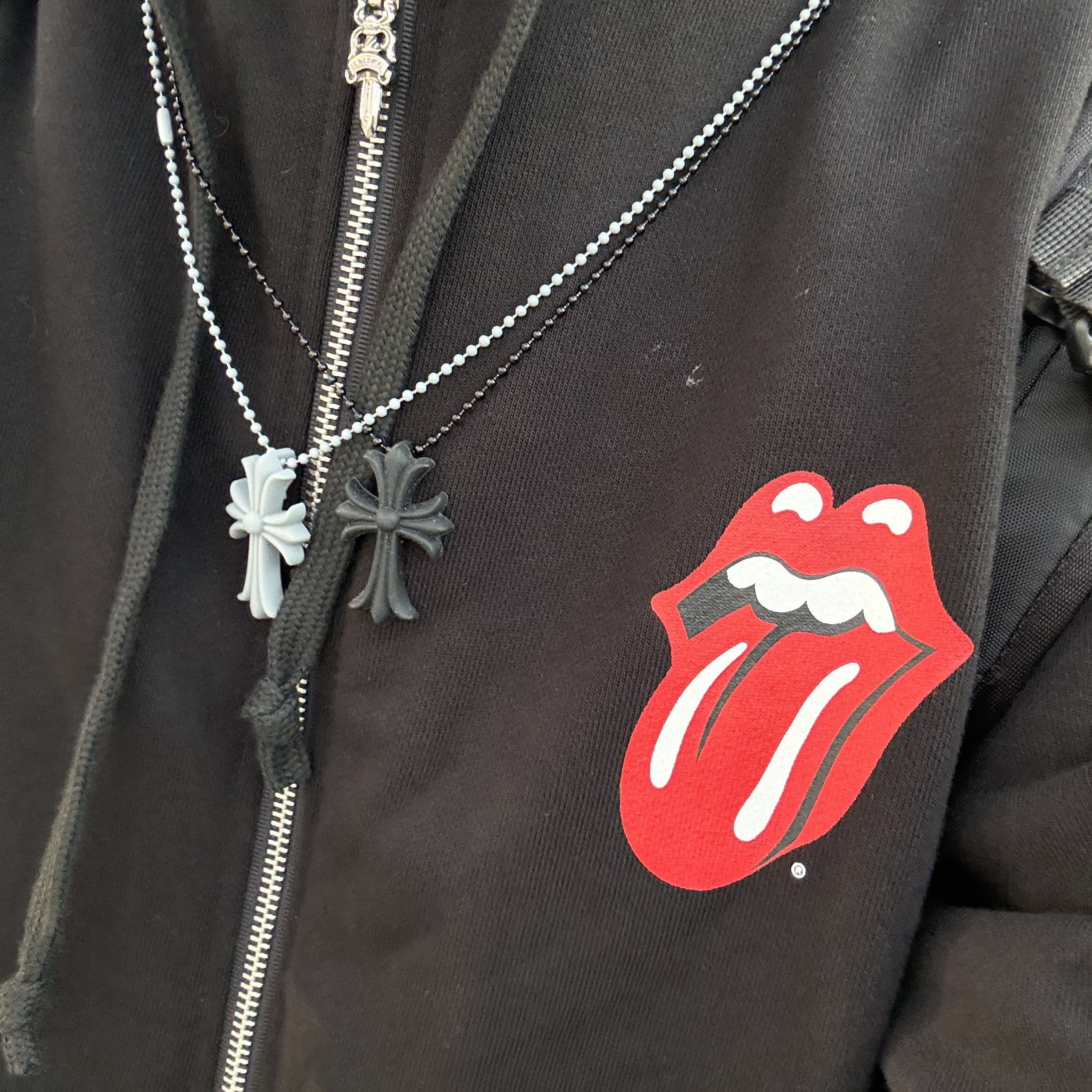 Chrome Hearts Silichrome CH Cross Pendant Black 2022/2023/2025, Chrome Hearts Silichrome CH Cross Pendant Grey 2023 착용 스타일