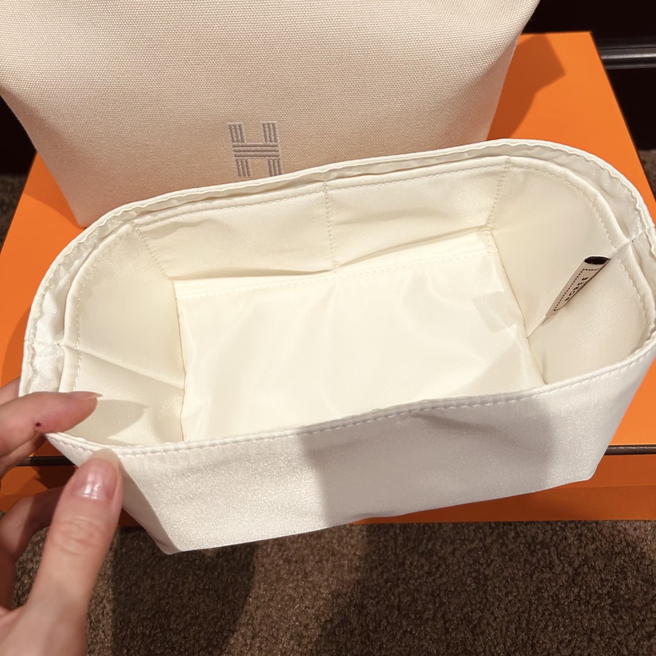 Hermes Large Bride-A-Brac Case Canvas & Naturel 착용 스타일 - 2