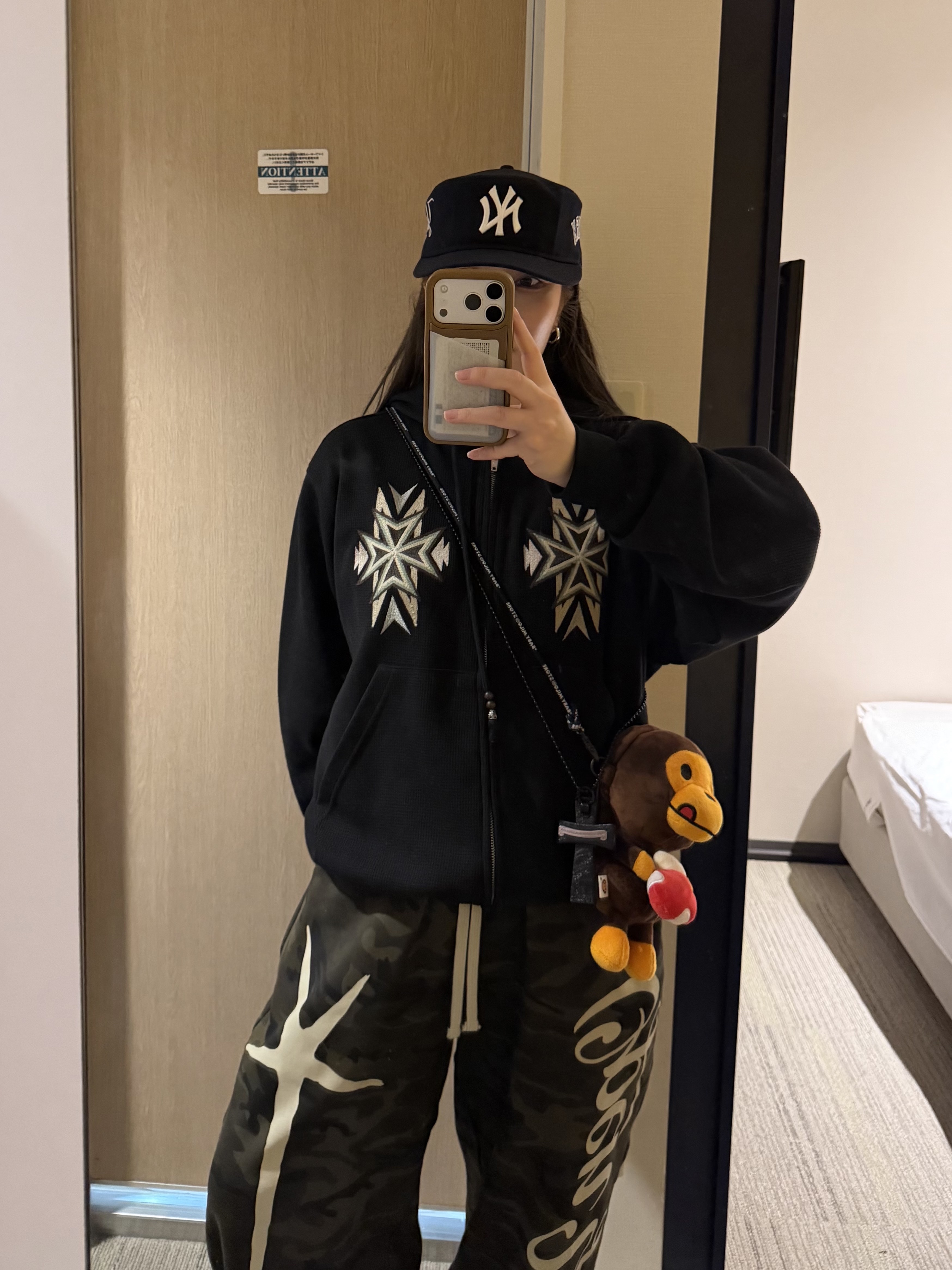 New Era MLB New York Yankees Pillbox Series Ball Cap Navy, BAPE Baby Milo Plush Mobile Bag Brown 착용 스타일 - 2