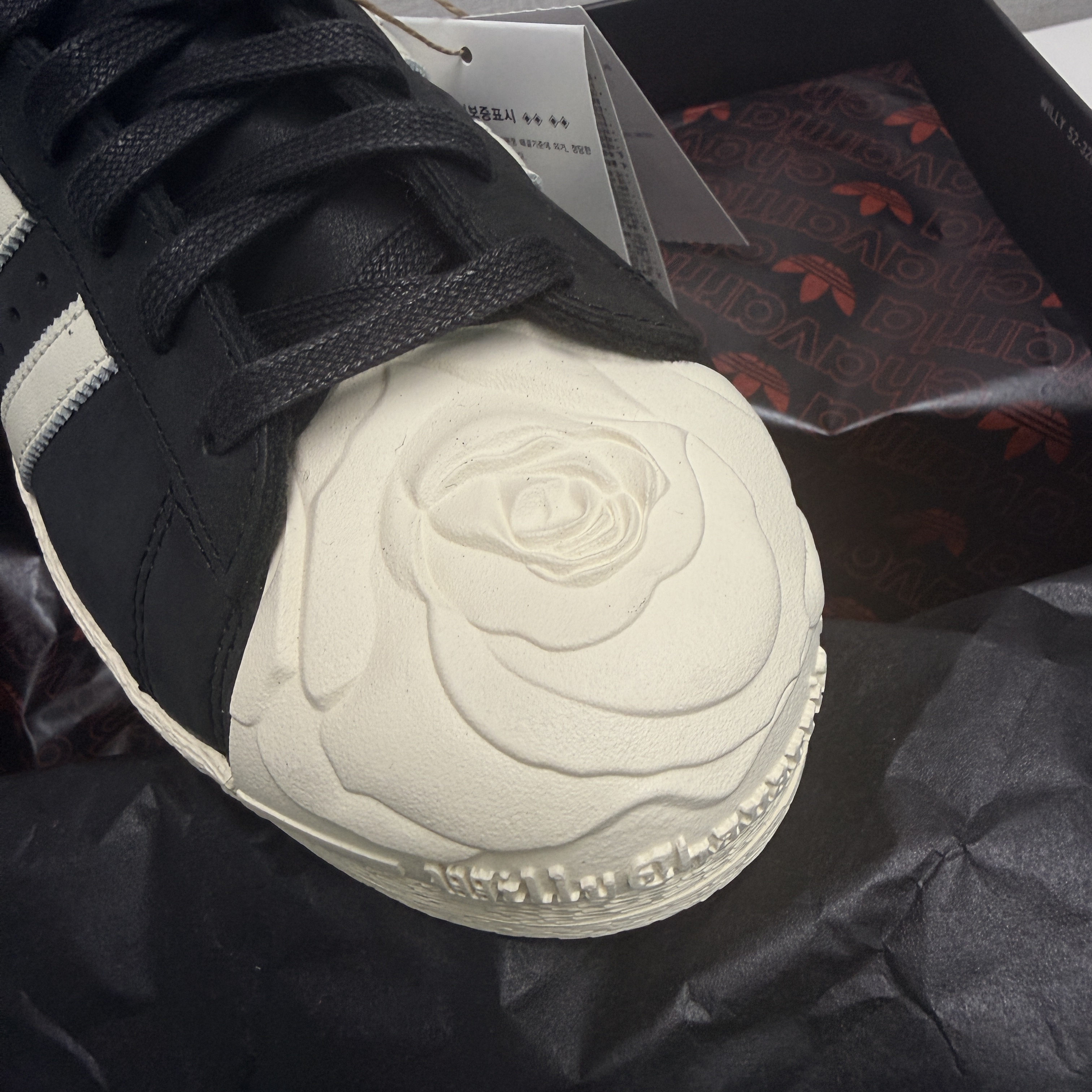 Adidas x Willy Chavarria Superstar Core Black Cream White 착용 스타일 - 3