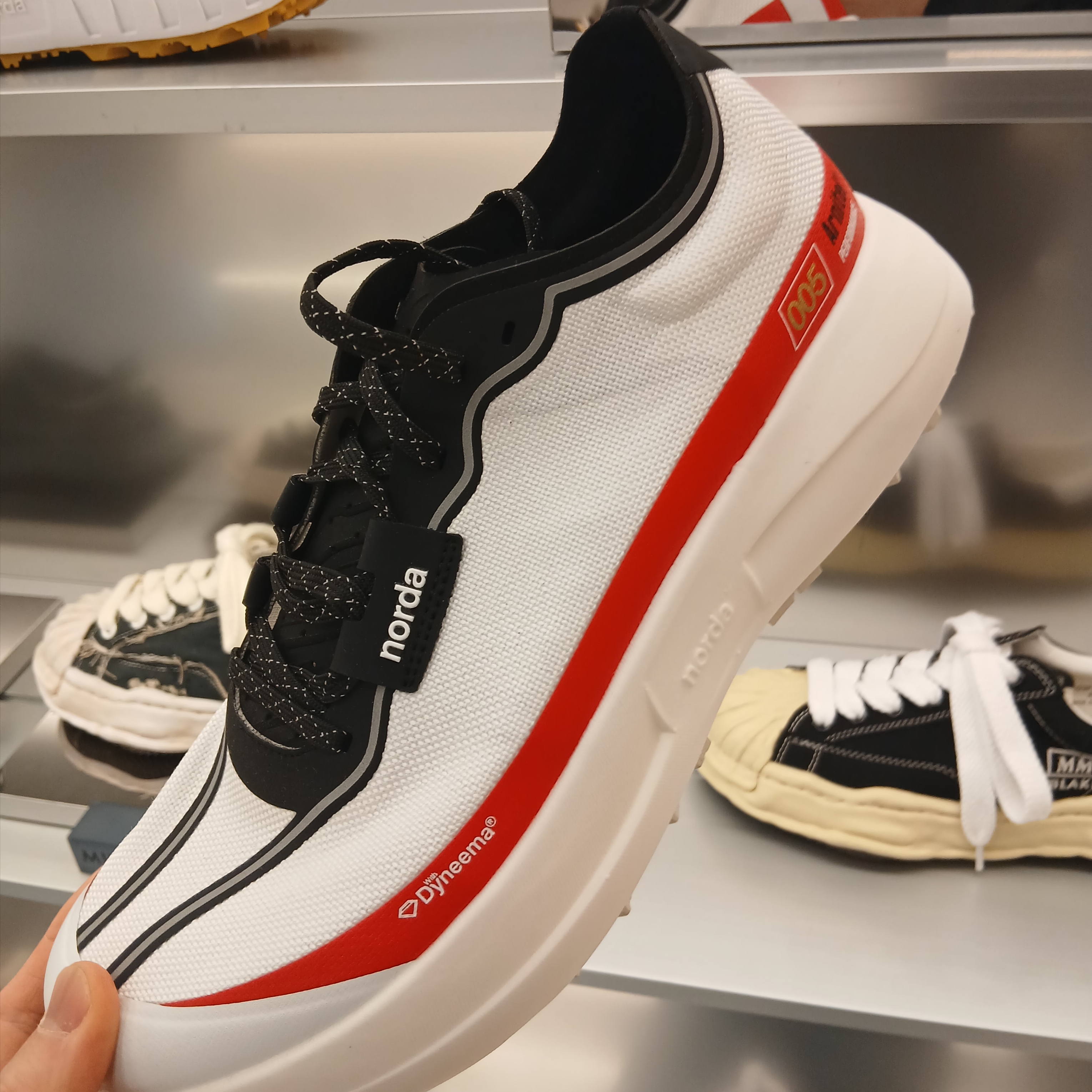 Norda 001/A White Gum, Maison Mihara Yasuhiro Peterson OG Sole Canvas Low Sneakers Red 착용 스타일 - 3