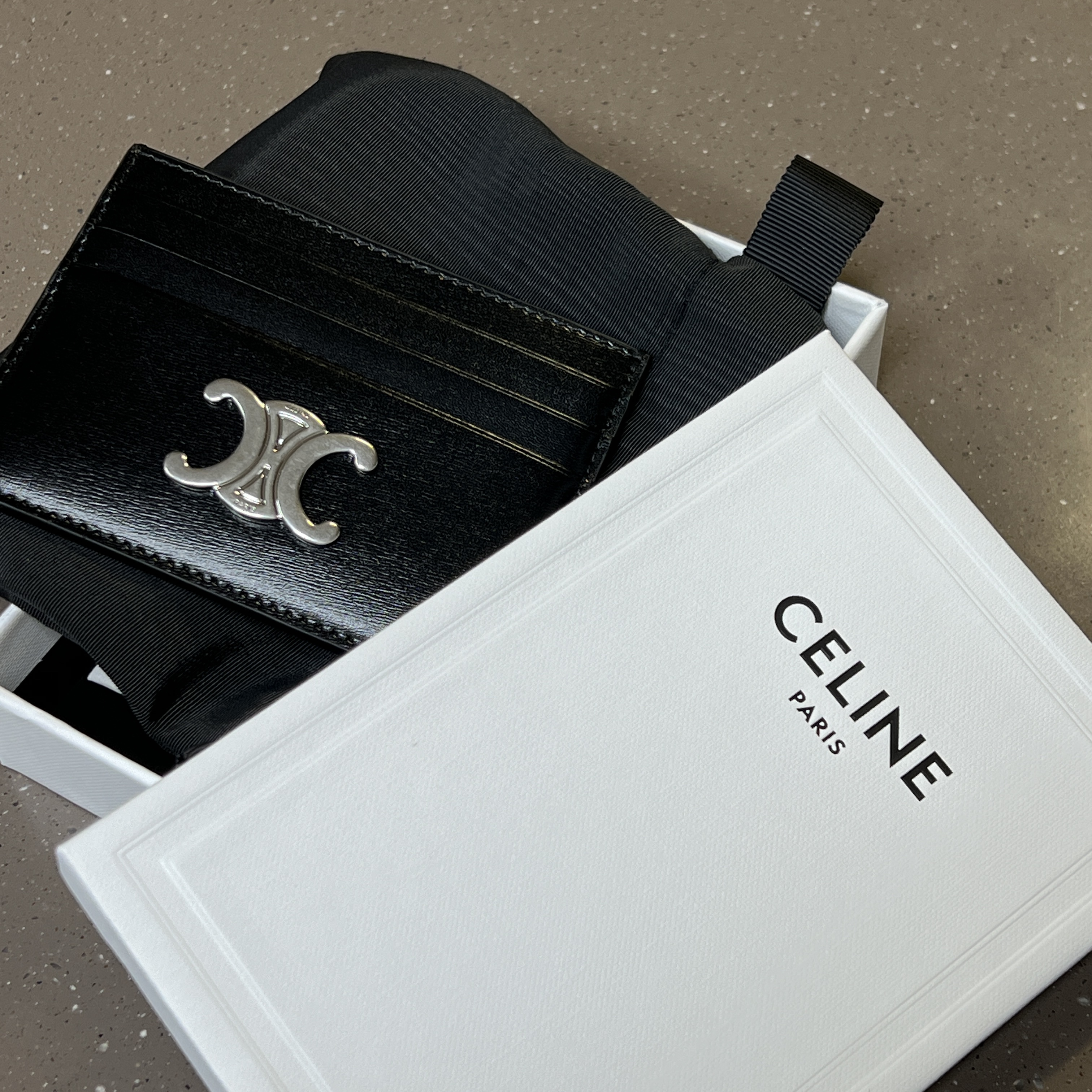 Celine Triomphe Card Holder in Shiny Calfskin Black 착용 스타일