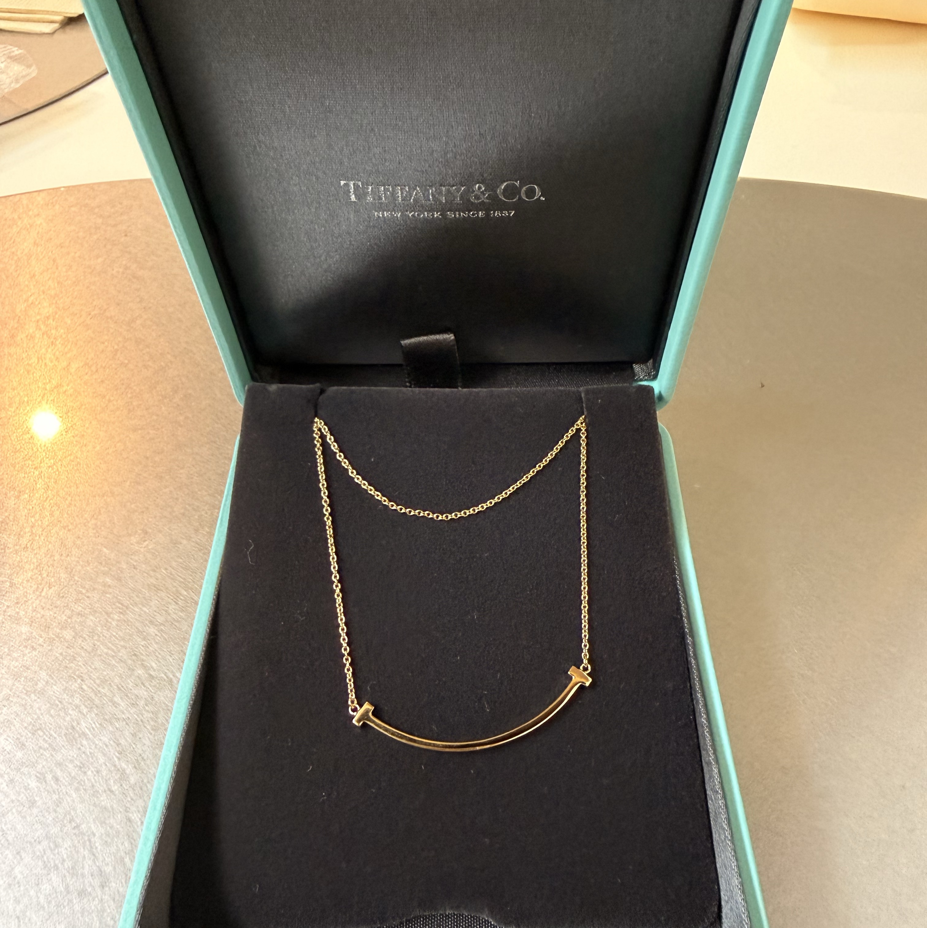 Tiffany & Co. Tiffany T Smile Pendant Small Yellow Gold 착용 스타일