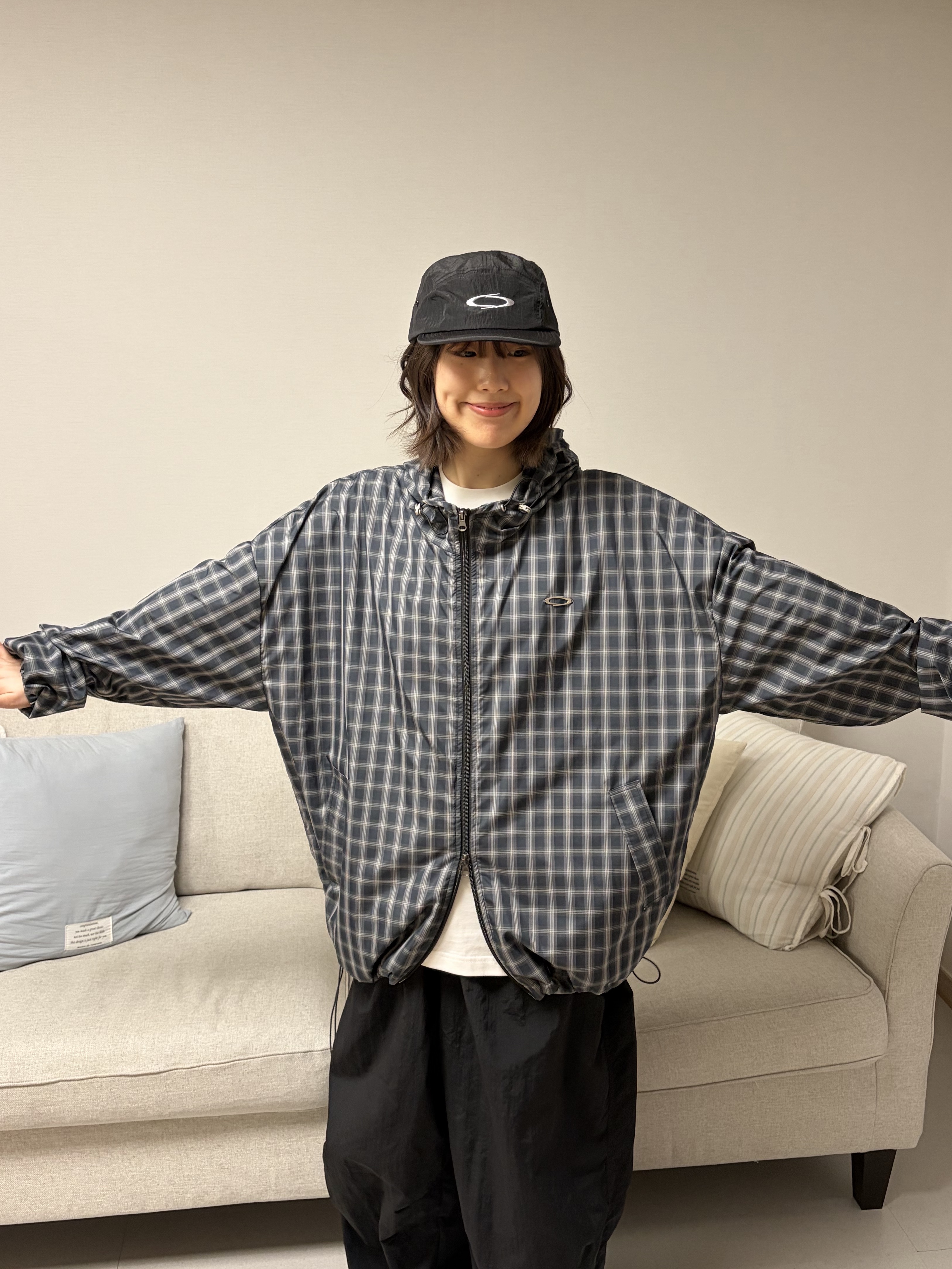 [KREAM 단독] runwhither Reflector Running Cap Black, SPORT CHAMBER SC Square Check Windbreaker NAVY 착용 스타일 - 3