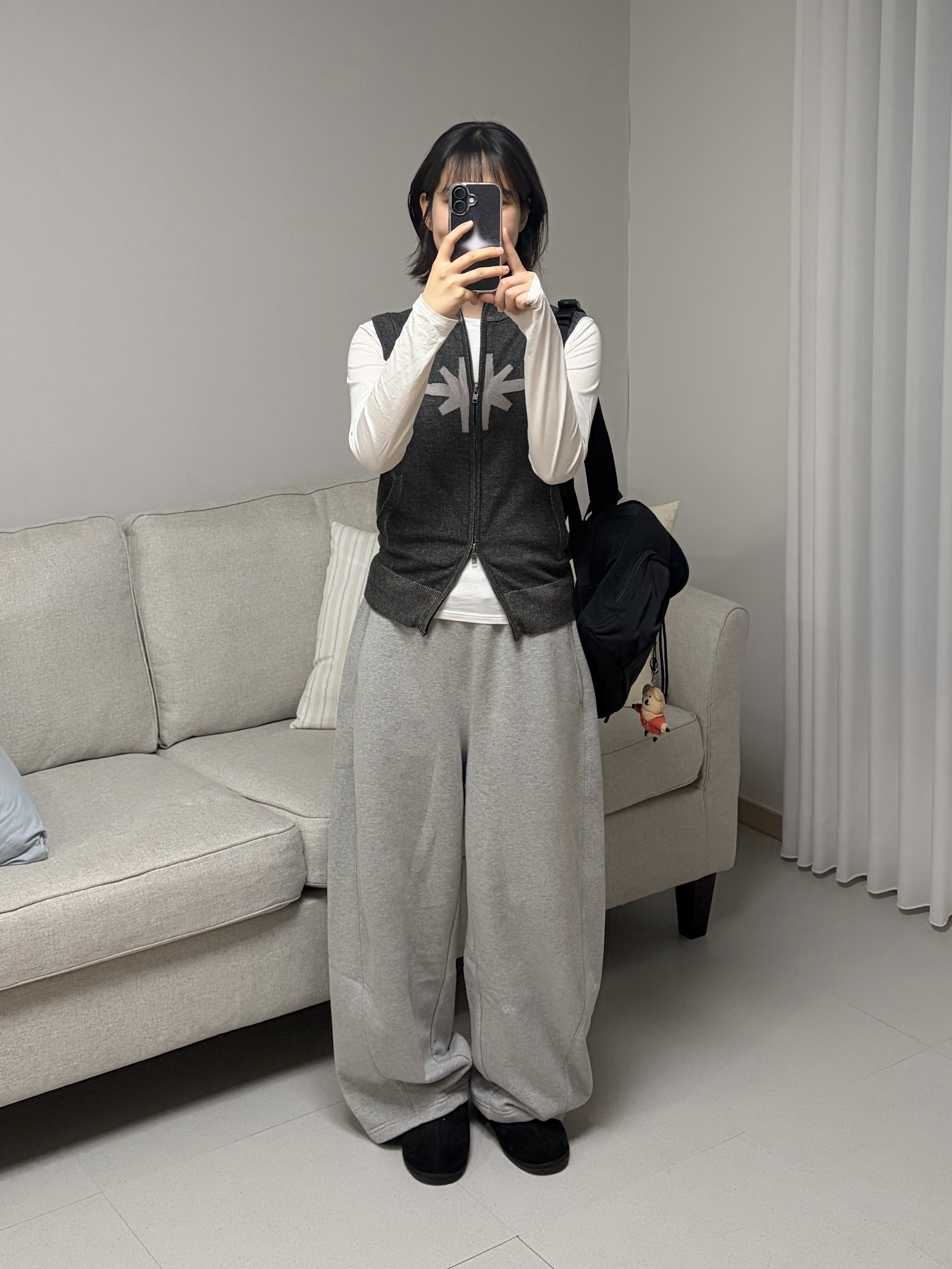 Arrayed Combine Curved Dart Sweat Pants Gray 착용 스타일 - 1