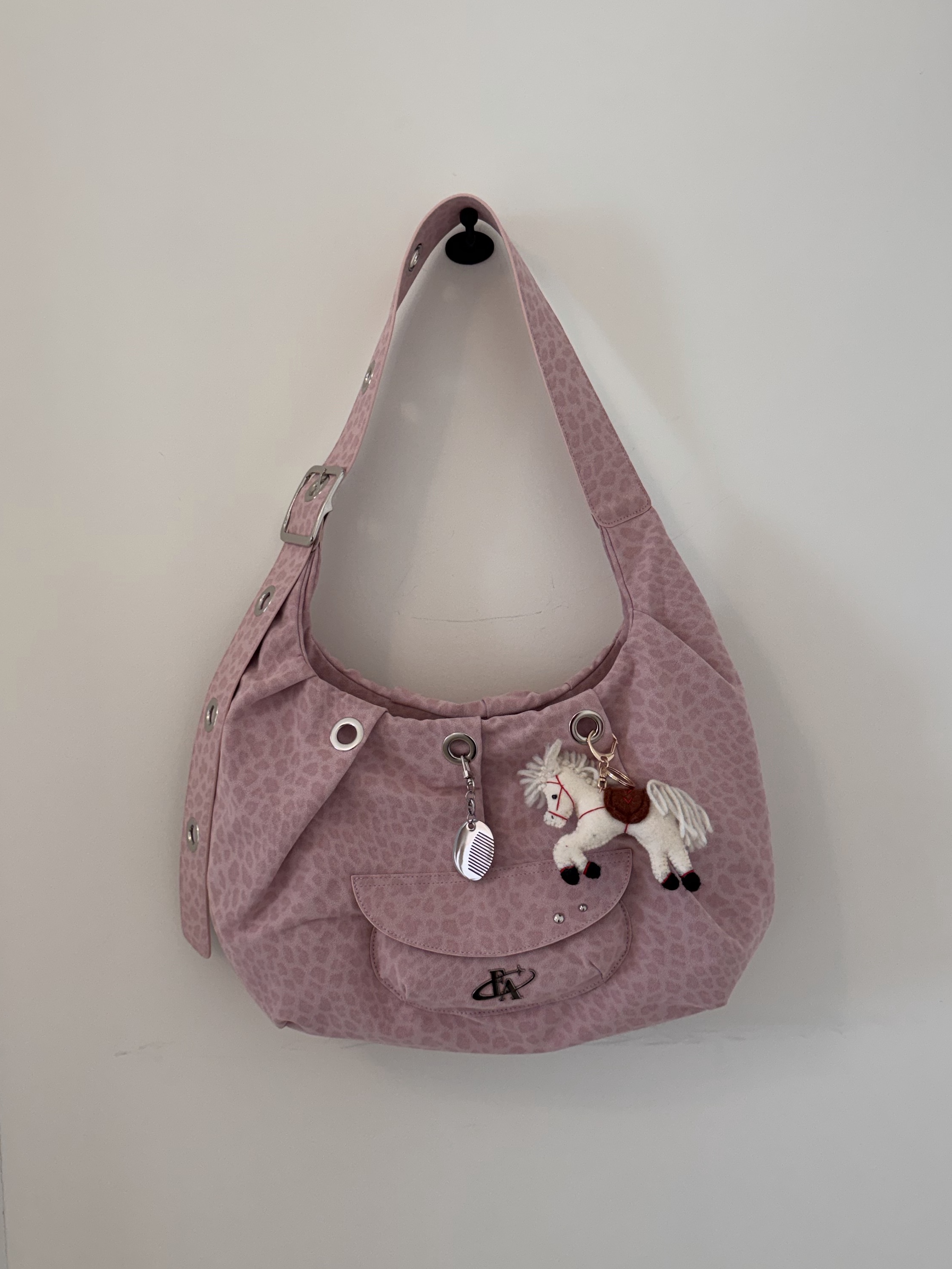 For Appeal Carry All Large Hobo Bag Leopard Pink 착용 스타일