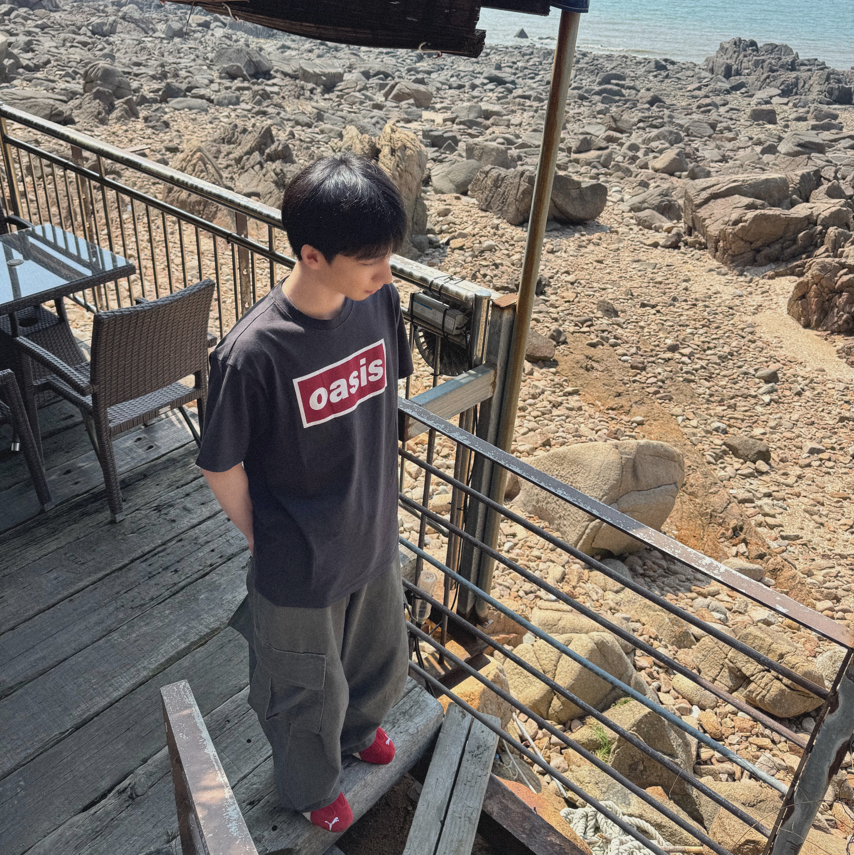 Levi's x Oasis Deca Logo T-Shirt Black, Puma Speedcat OG Red White 착용 스타일